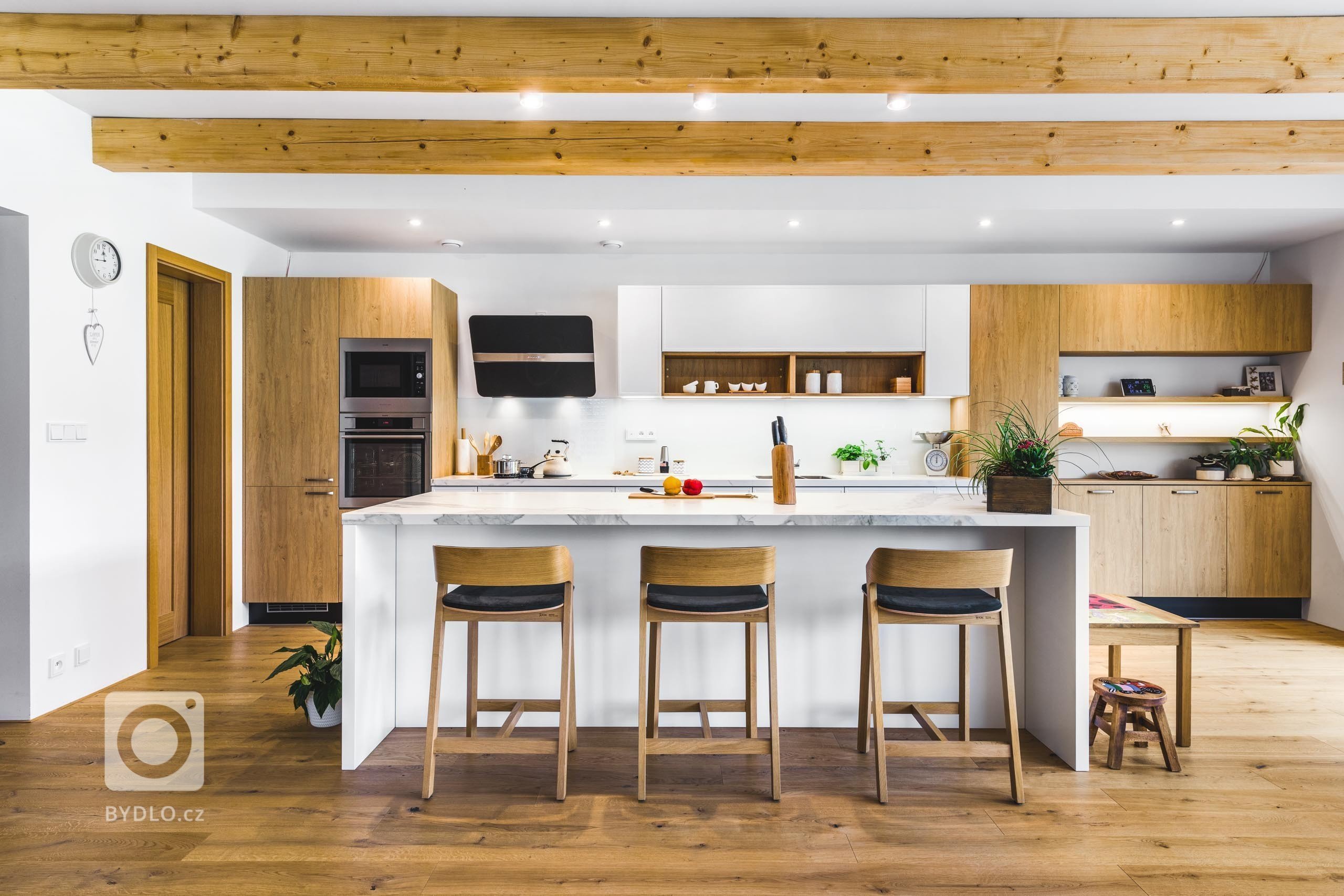 Představujeme nejoblíbenější místo domu. Prostor, kde se odehrávají ranní rodinná shledání i podvečerní vyprávění. Kuchyňskou sestavu, která umně propojuje…