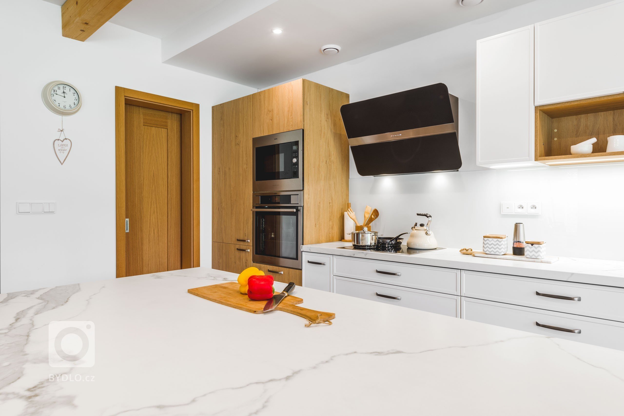 Představujeme nejoblíbenější místo domu. Prostor, kde se odehrávají ranní rodinná shledání i podvečerní vyprávění. Kuchyňskou sestavu, která umně propojuje…