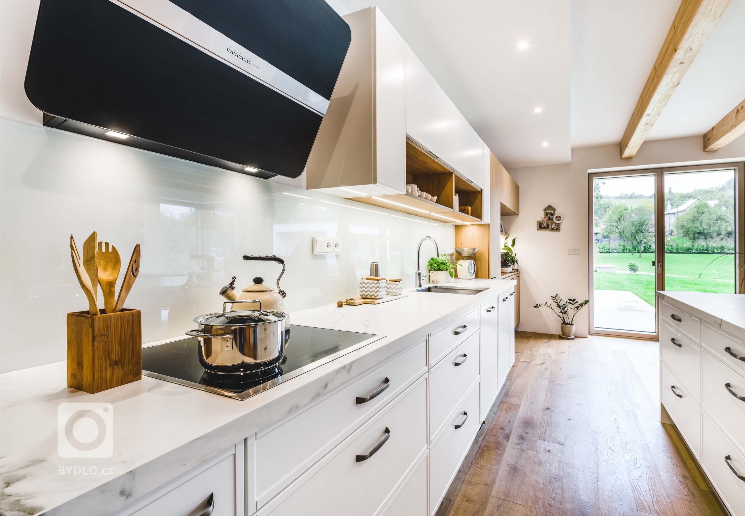 Představujeme nejoblíbenější místo domu. Prostor, kde se odehrávají ranní rodinná shledání i podvečerní vyprávění. Kuchyňskou sestavu, která umně propojuje…