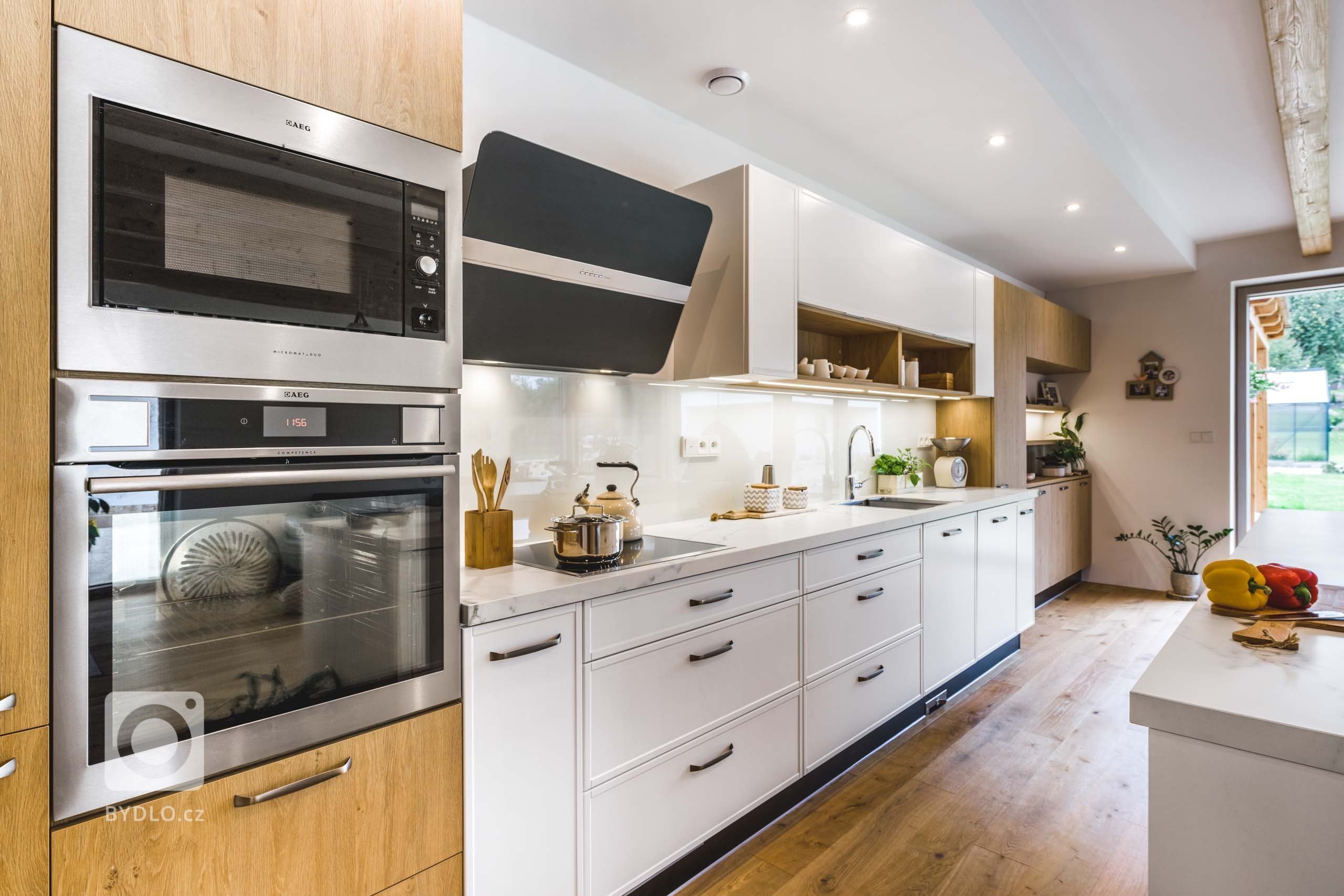 Představujeme nejoblíbenější místo domu. Prostor, kde se odehrávají ranní rodinná shledání i podvečerní vyprávění. Kuchyňskou sestavu, která umně propojuje…