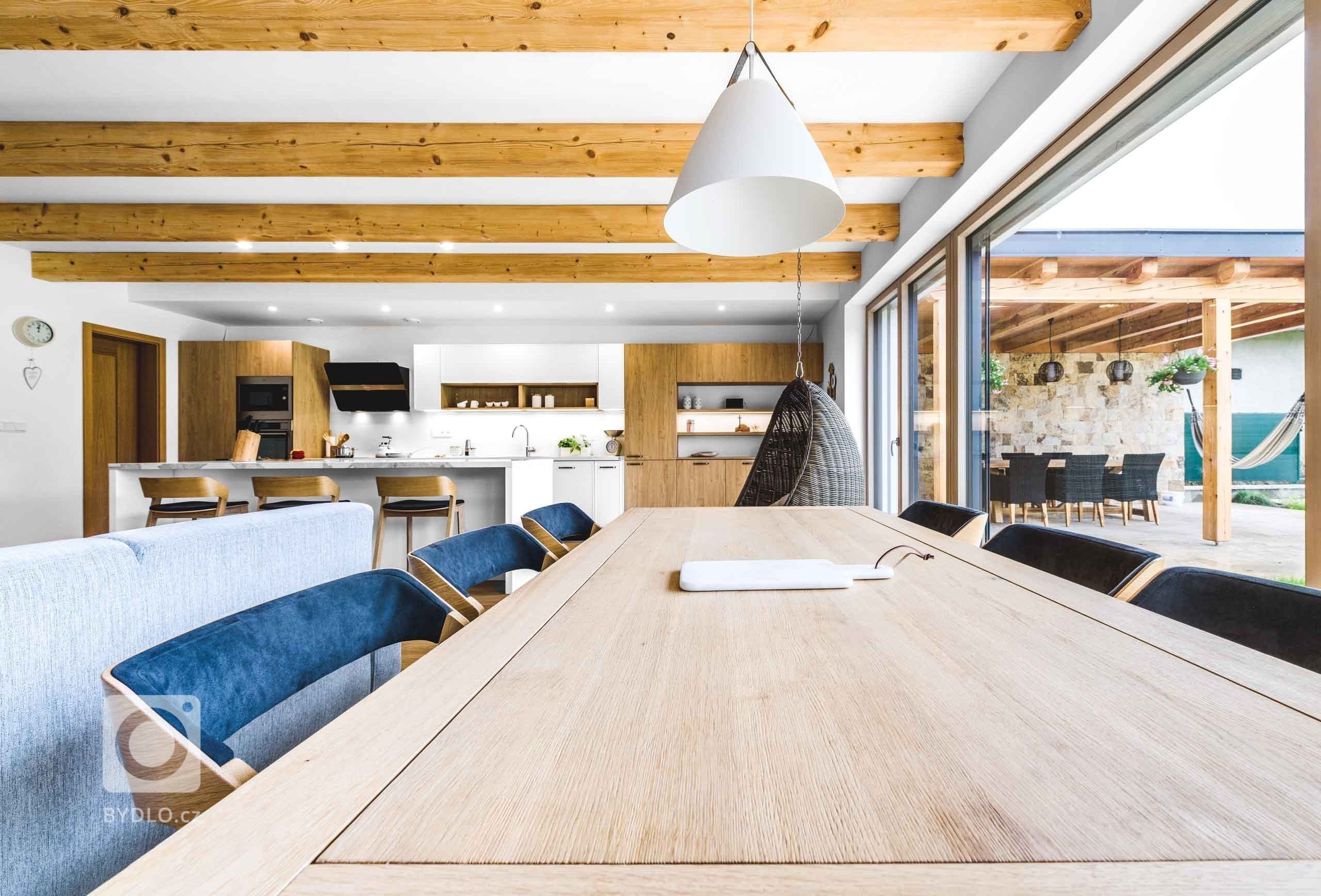 Představujeme nejoblíbenější místo domu. Prostor, kde se odehrávají ranní rodinná shledání i podvečerní vyprávění. Kuchyňskou sestavu, která umně propojuje…