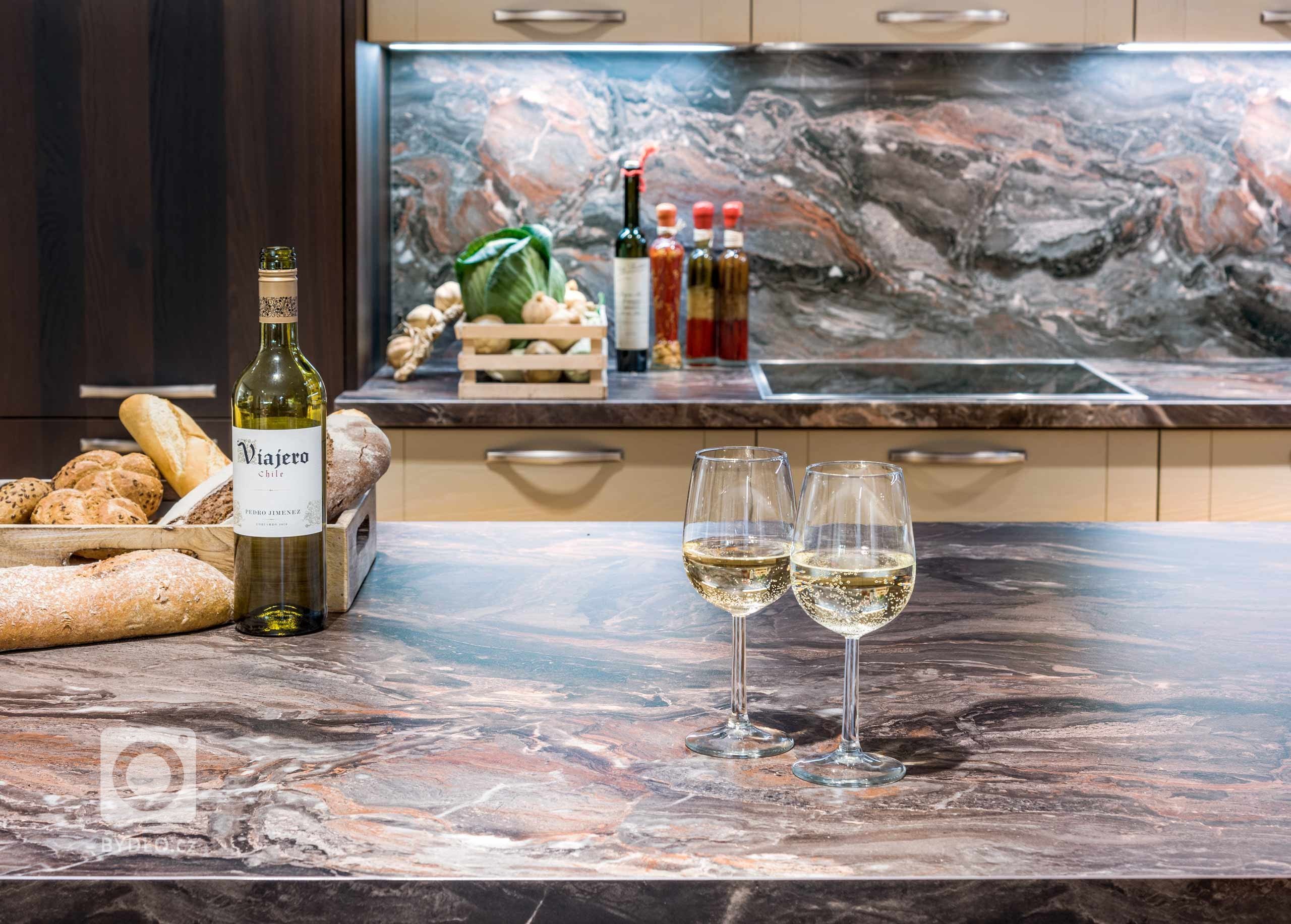 Neustále přemýšlíme, jak vylepšit perfektní. Výsledkem je mimo jiné i nová sestava Emotion. Tmavé stěny z kouřového dubu se v ní nápaditě střídají s…