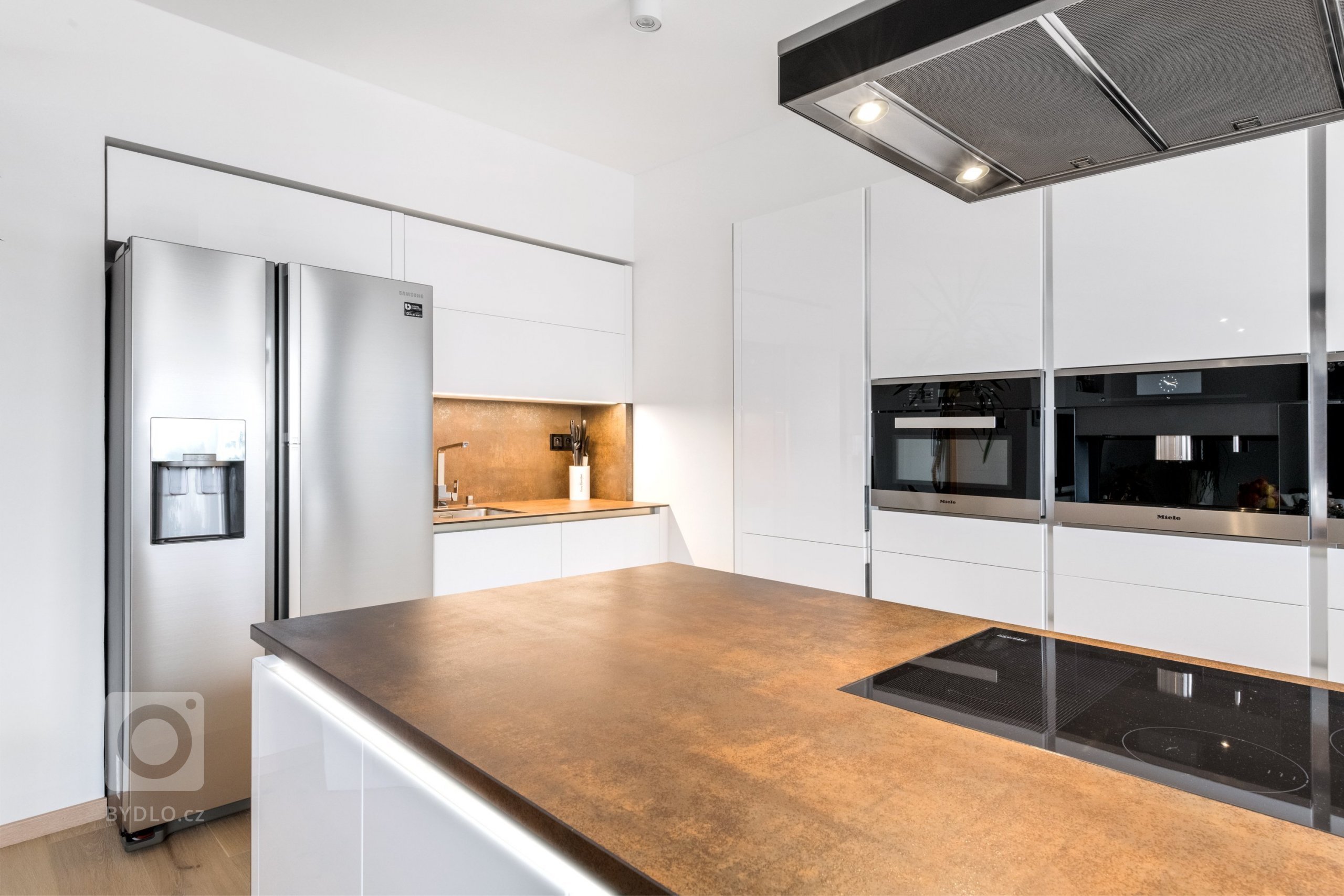 Starosti hoďte za hlavu a nechte se unést domáckou vánoční atmosférou kuchyně Exclusive. Kombinace čistého vzhledu skříněk v bílém laku ve vysokém lesku s…