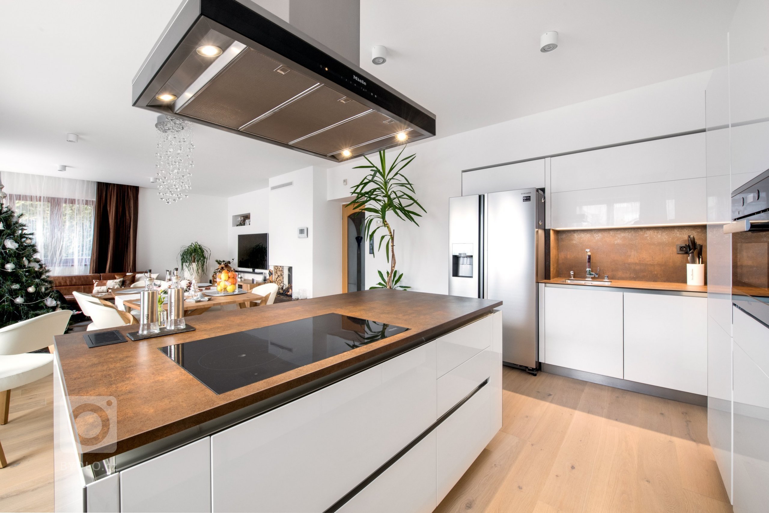 Starosti hoďte za hlavu a nechte se unést domáckou vánoční atmosférou kuchyně Exclusive. Kombinace čistého vzhledu skříněk v bílém laku ve vysokém lesku s…