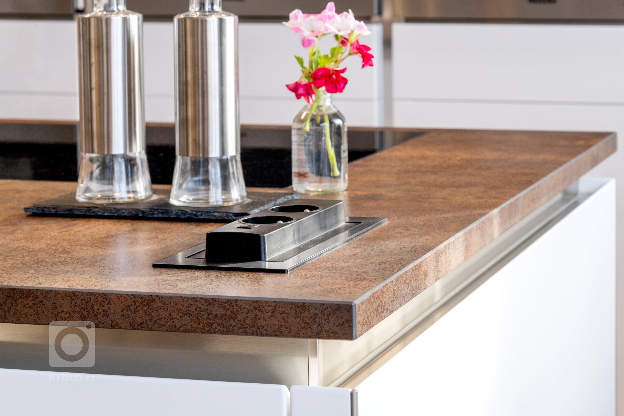 Starosti hoďte za hlavu a nechte se unést domáckou vánoční atmosférou kuchyně Exclusive. Kombinace čistého vzhledu skříněk v bílém laku ve vysokém lesku s…