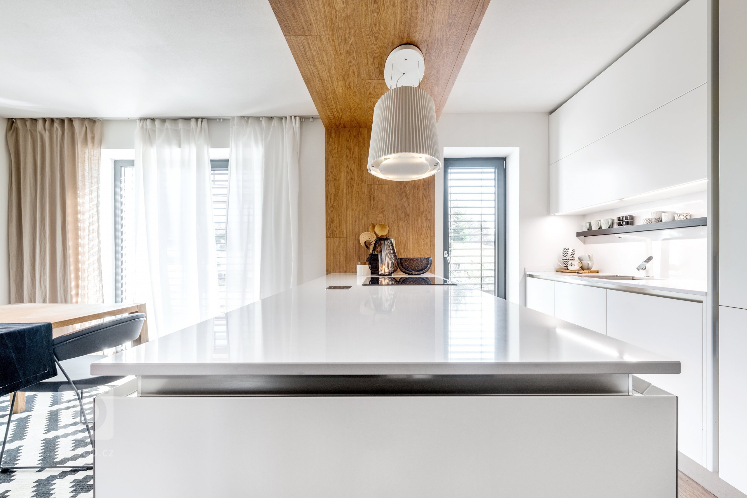 V JEDNODUCHOSTI JE KRÁSA. A NEJEN ONA.

Majitelce se vždy líbily moderní stavby. Nikdy by si nepomyslela, že si jednou s manželem pořídí to, co nikdy…