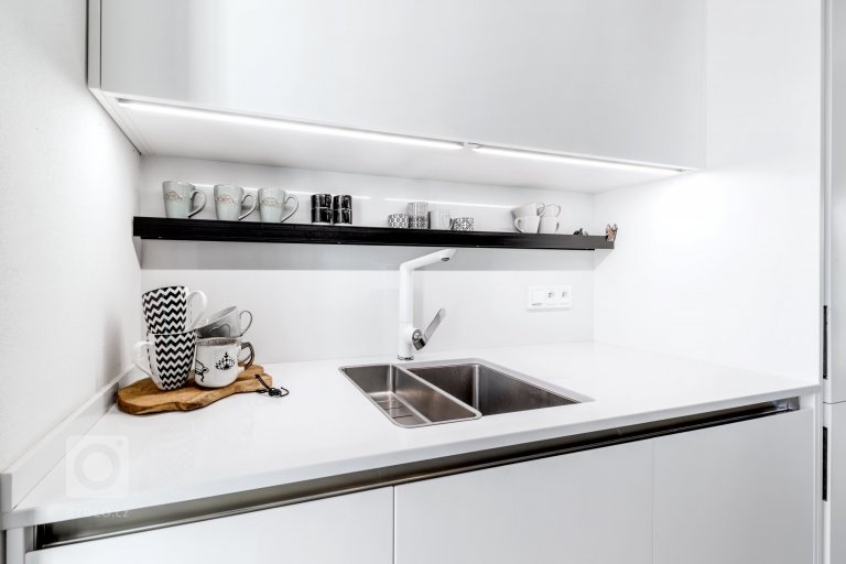 add picture to album