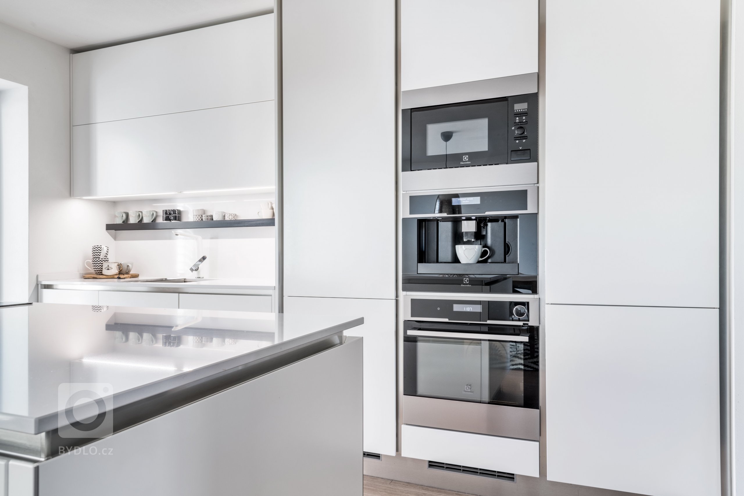 V JEDNODUCHOSTI JE KRÁSA. A NEJEN ONA.

Majitelce se vždy líbily moderní stavby. Nikdy by si nepomyslela, že si jednou s manželem pořídí to, co nikdy…