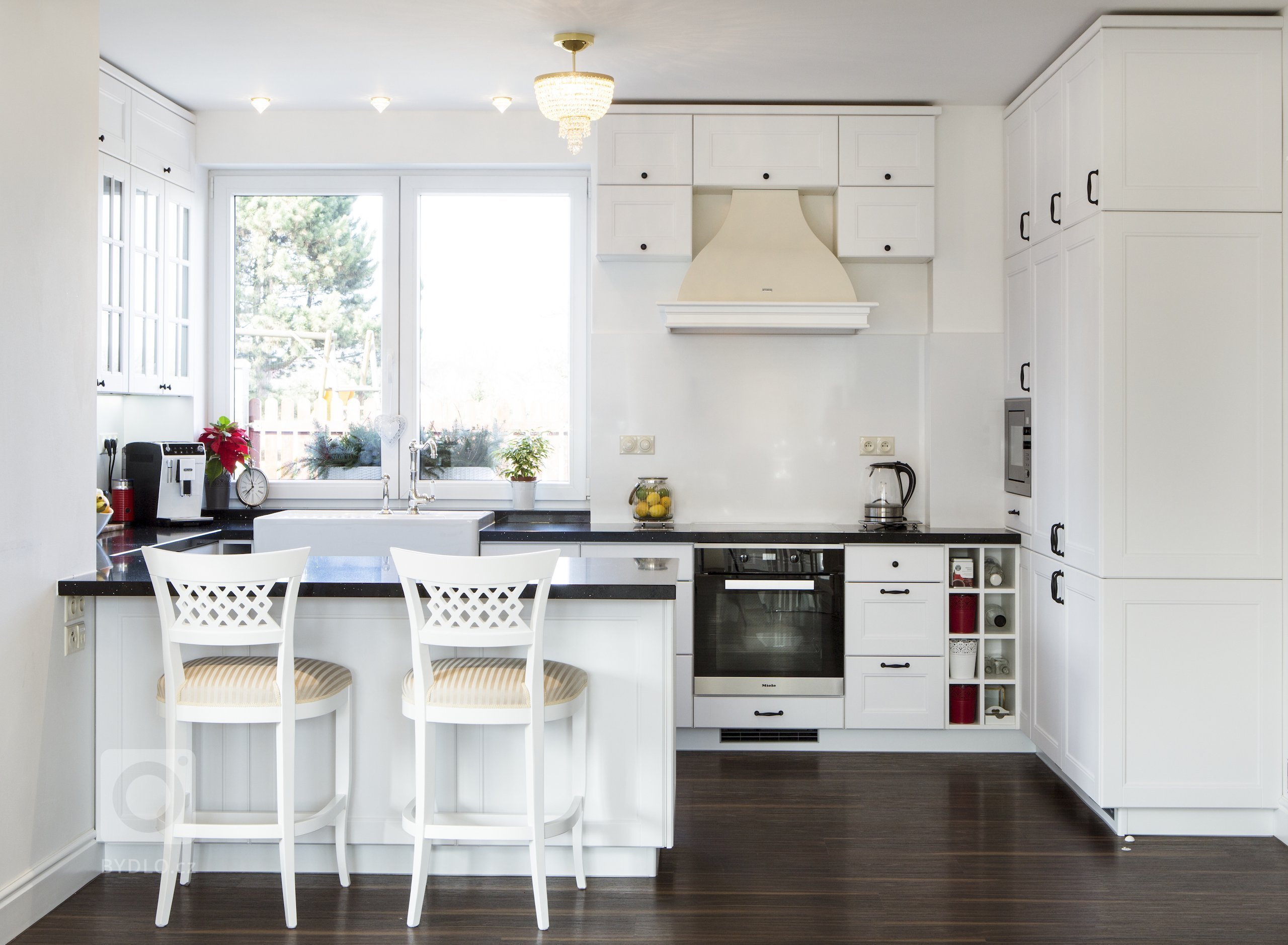 Bílá barva ladí se vším. Je elegantní. Je nadčasová. A taky dokonale přizpůsobivá. Každý den může vypadat jinak. Stačí změnit doplněk a promění se celý…