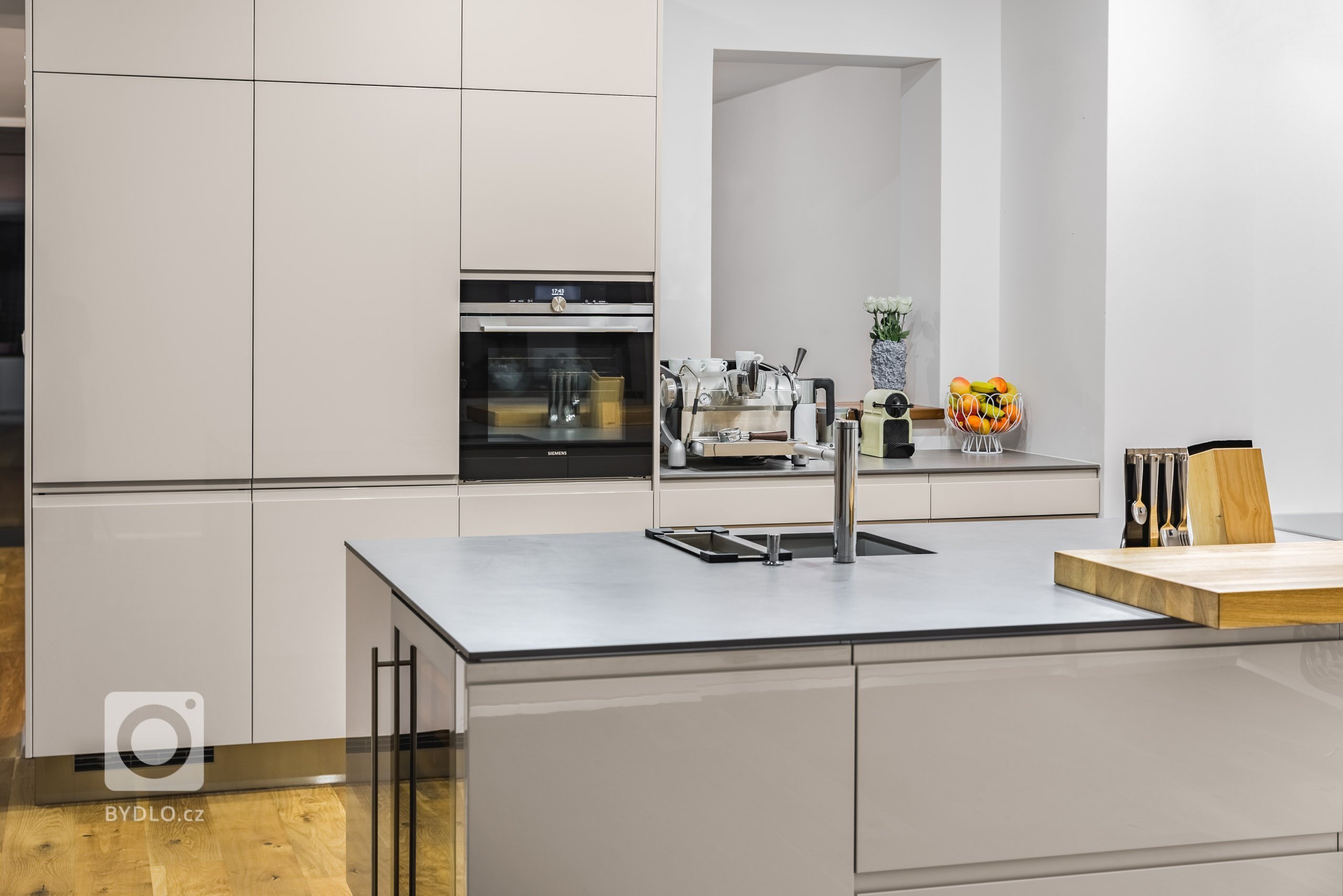 Kuchyně PURE | GLOSS KASHMIR -&nbsp;DESIGNOVÁ VÝZVA

V této kuchyni se návrháři museli vyrovnat hned se dvěma náročnými úkoly: jak vyhovět vysokým požadavkům…