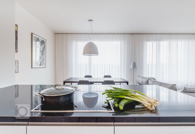 add picture to album