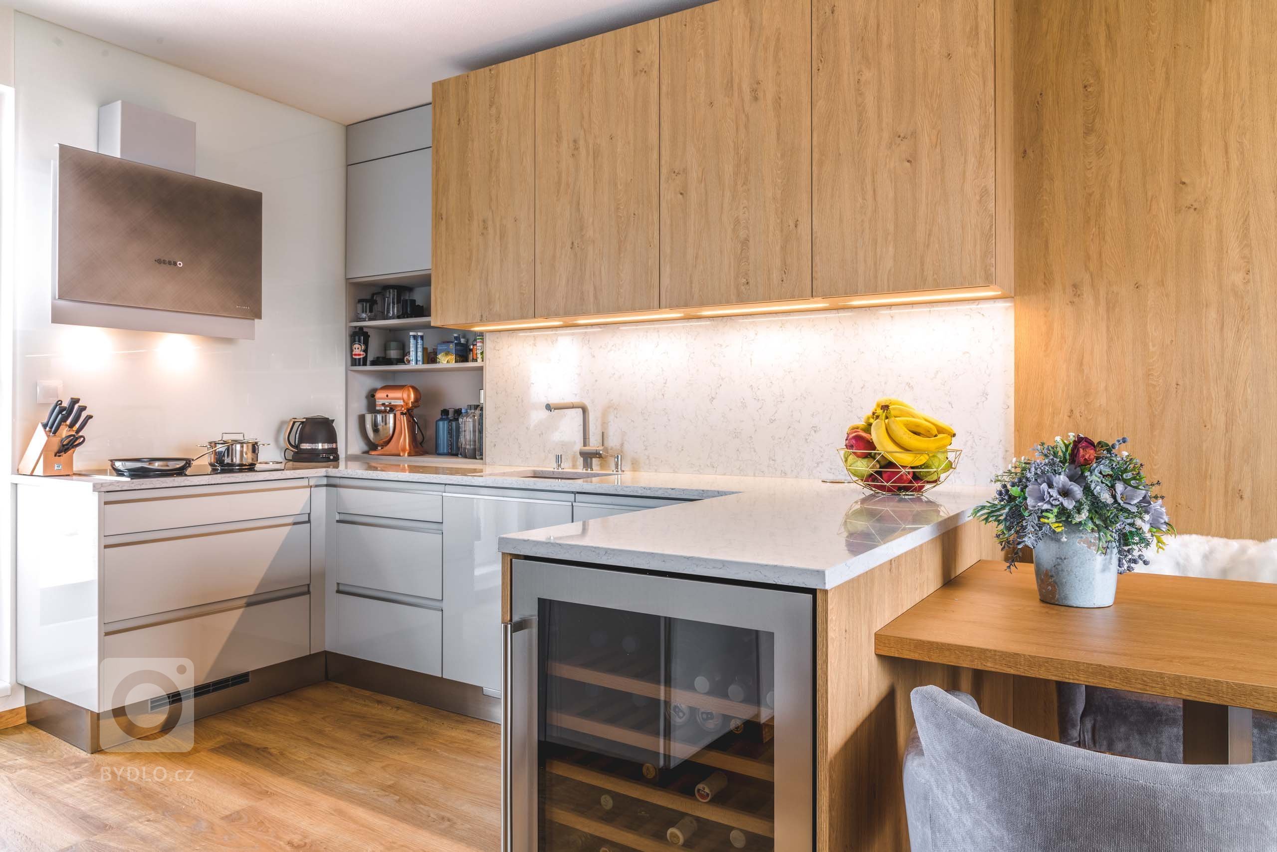 Kchyně Livorno Gloss Platine Grey I Eco Dub Kamenný -&nbsp;ÚSPORNÁ PROSTOREM, VELKORYSÁ NÁPADY

Když nemáte místa na rozdávání a přesto si nechcete dávat…