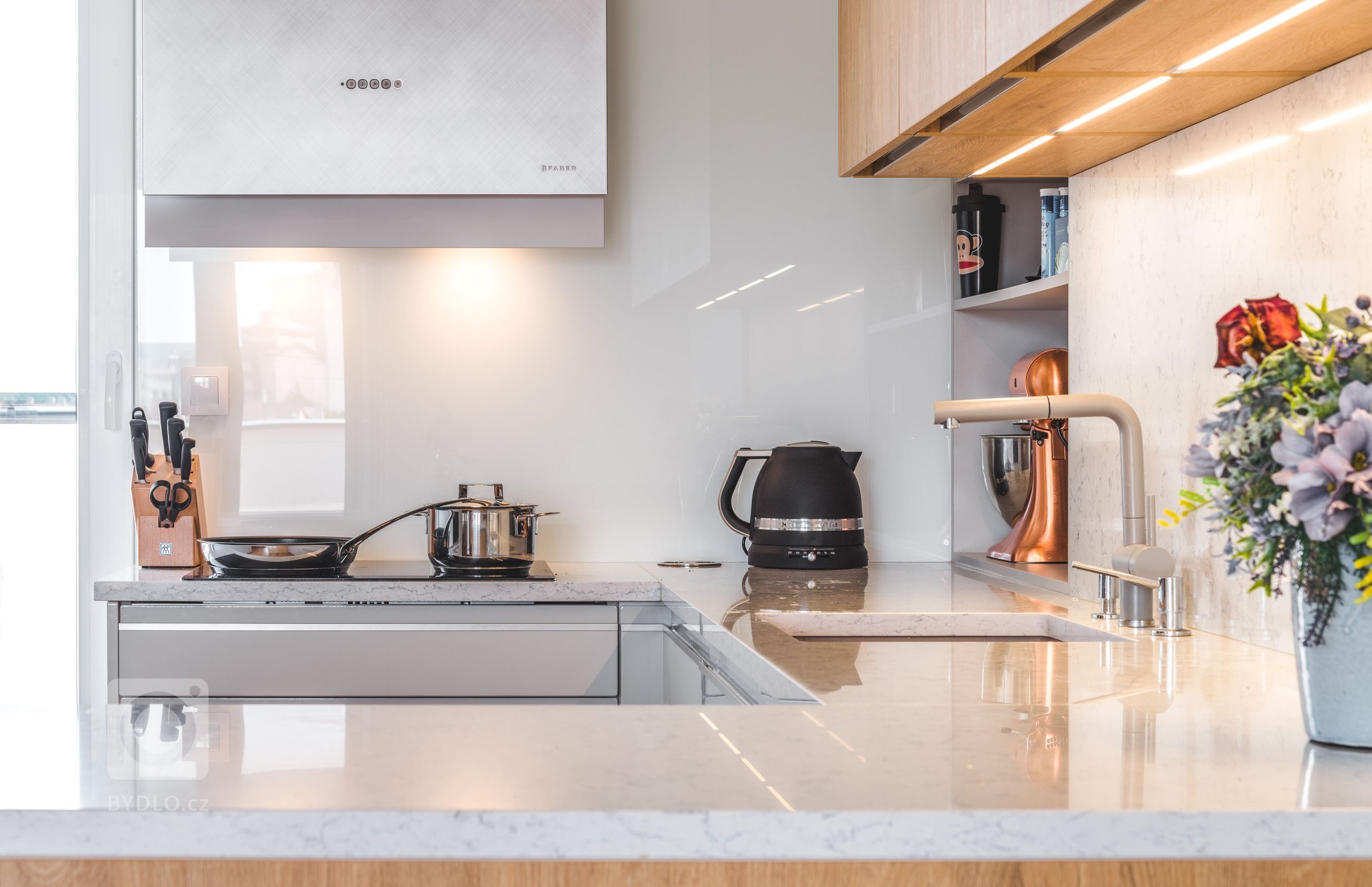 Kchyně Livorno Gloss Platine Grey I Eco Dub Kamenný -&nbsp;ÚSPORNÁ PROSTOREM, VELKORYSÁ NÁPADY

Když nemáte místa na rozdávání a přesto si nechcete dávat…