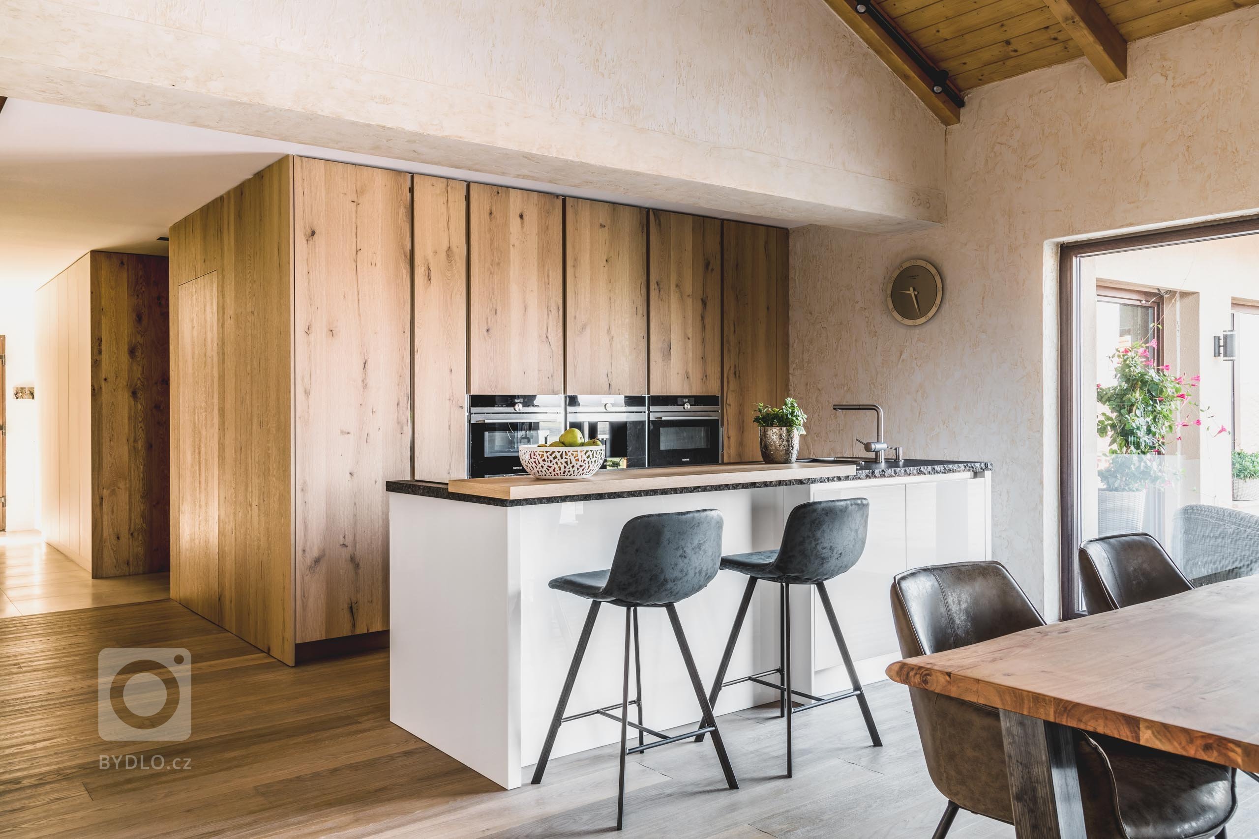 Každý detail tohoto interiéru je promyšlený, aby do sebe zapadal, přesně tak jako tomu je v přírodě. Prolíná se zde přírodní kámen, dřevo i ručně opracovaná…