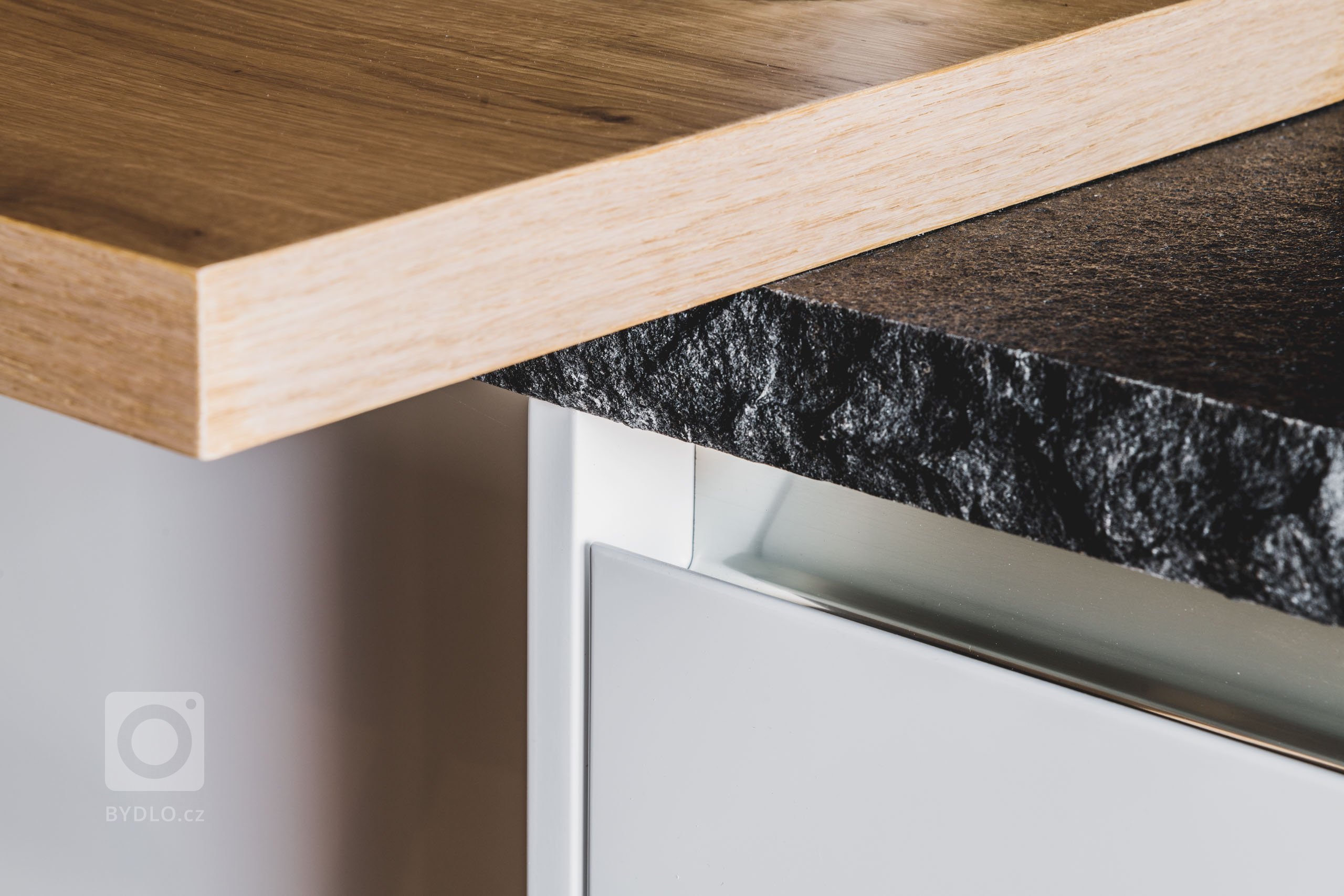 Každý detail tohoto interiéru je promyšlený, aby do sebe zapadal, přesně tak jako tomu je v přírodě. Prolíná se zde přírodní kámen, dřevo i ručně opracovaná…