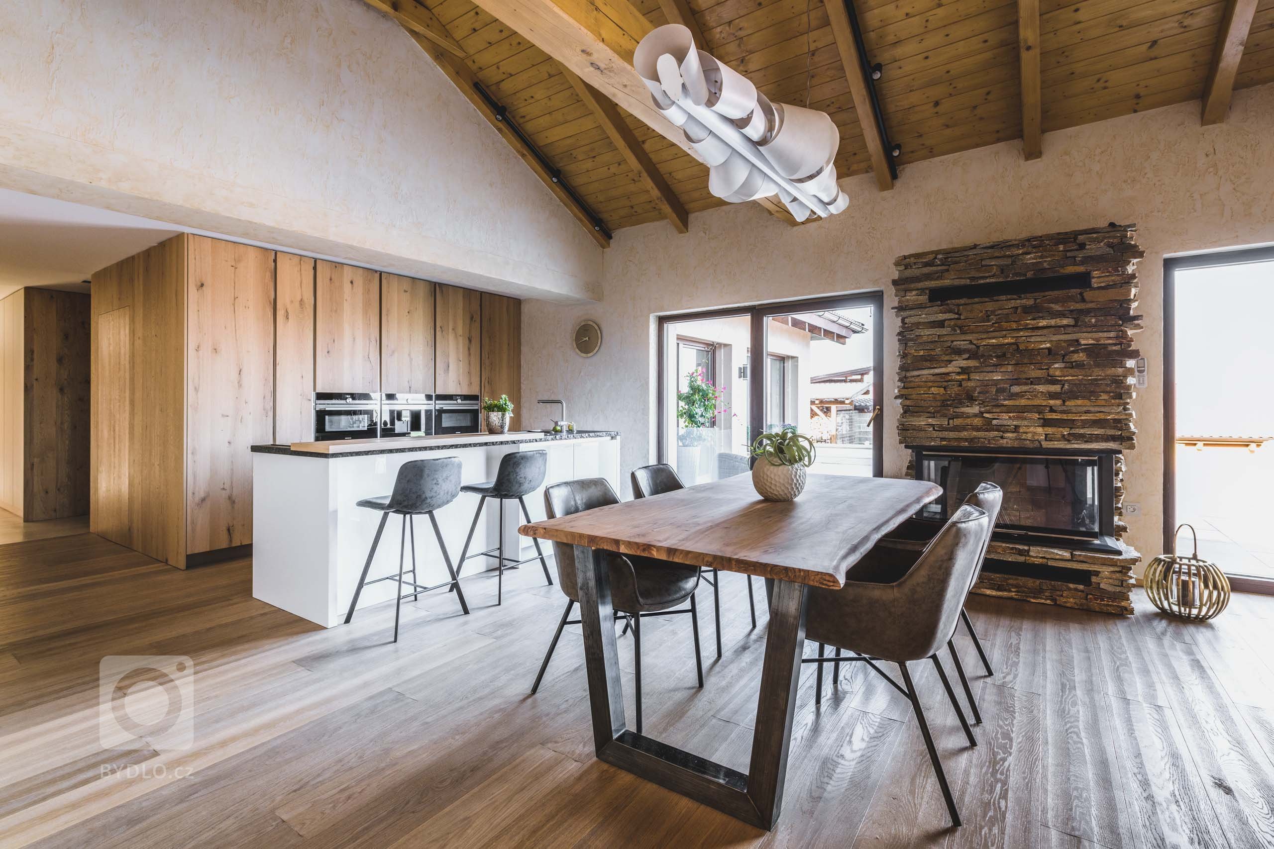 Každý detail tohoto interiéru je promyšlený, aby do sebe zapadal, přesně tak jako tomu je v přírodě. Prolíná se zde přírodní kámen, dřevo i ručně opracovaná…