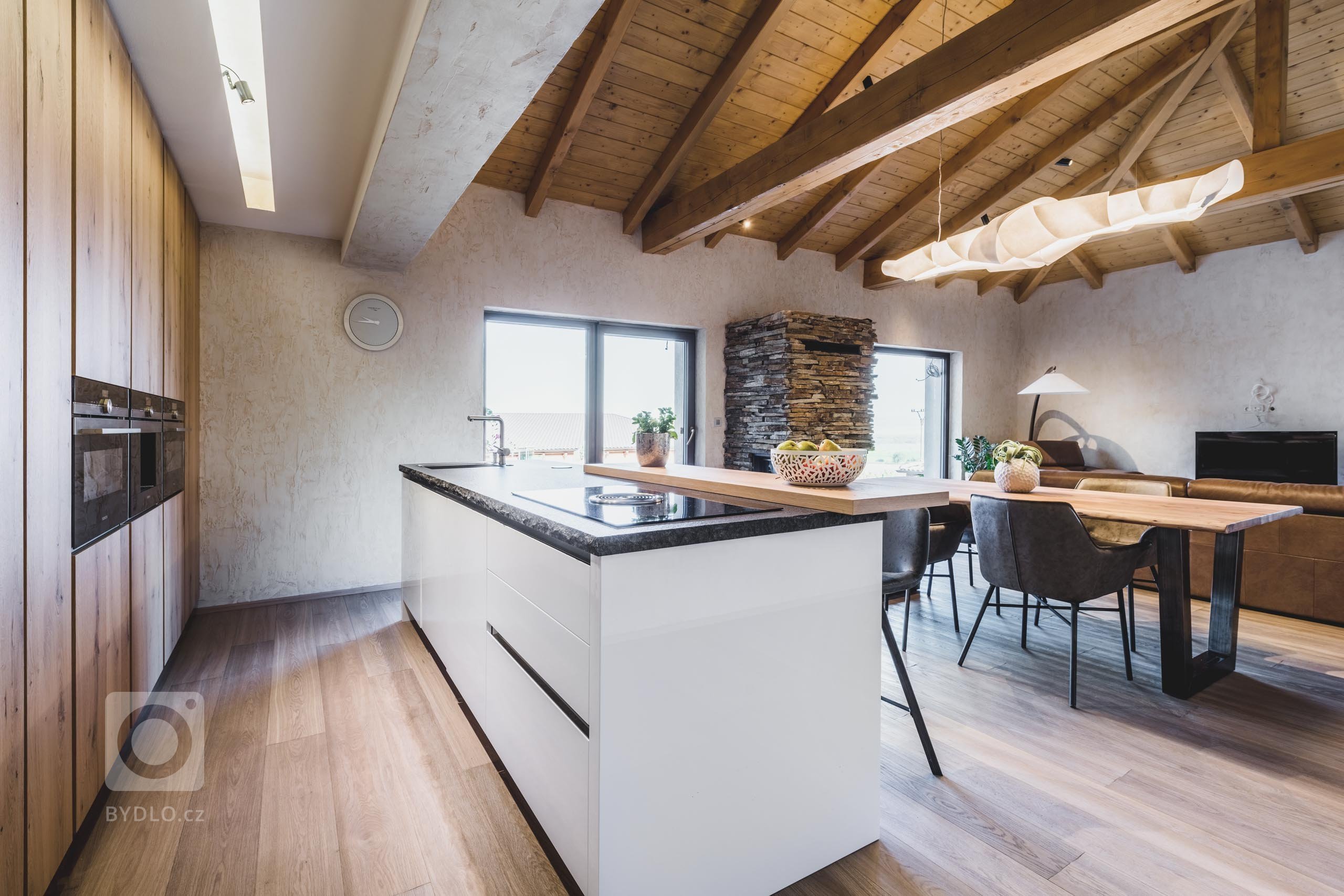 Každý detail tohoto interiéru je promyšlený, aby do sebe zapadal, přesně tak jako tomu je v přírodě. Prolíná se zde přírodní kámen, dřevo i ručně opracovaná…