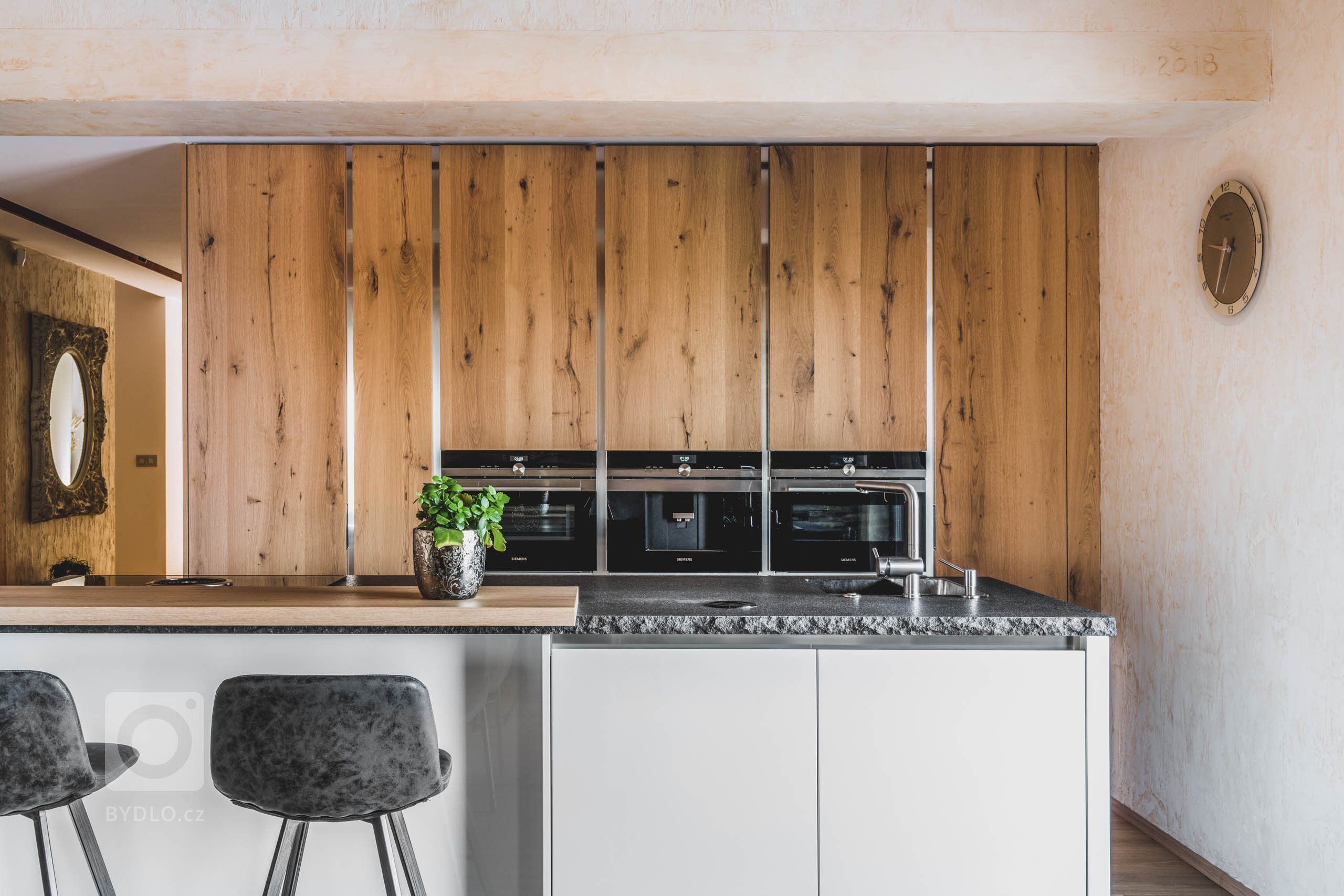 Každý detail tohoto interiéru je promyšlený, aby do sebe zapadal, přesně tak jako tomu je v přírodě. Prolíná se zde přírodní kámen, dřevo i ručně opracovaná…