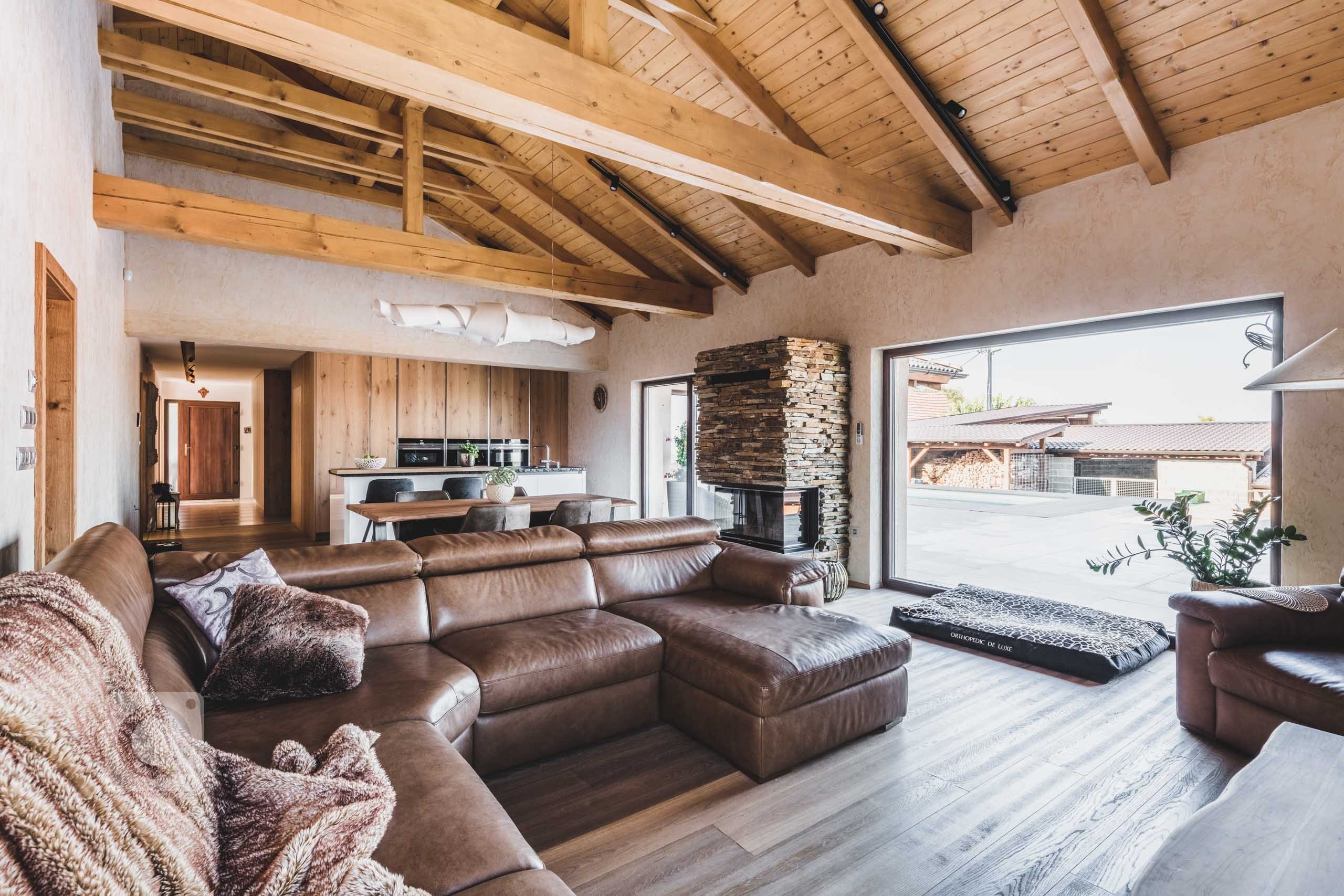 Každý detail tohoto interiéru je promyšlený, aby do sebe zapadal, přesně tak jako tomu je v přírodě. Prolíná se zde přírodní kámen, dřevo i ručně opracovaná…