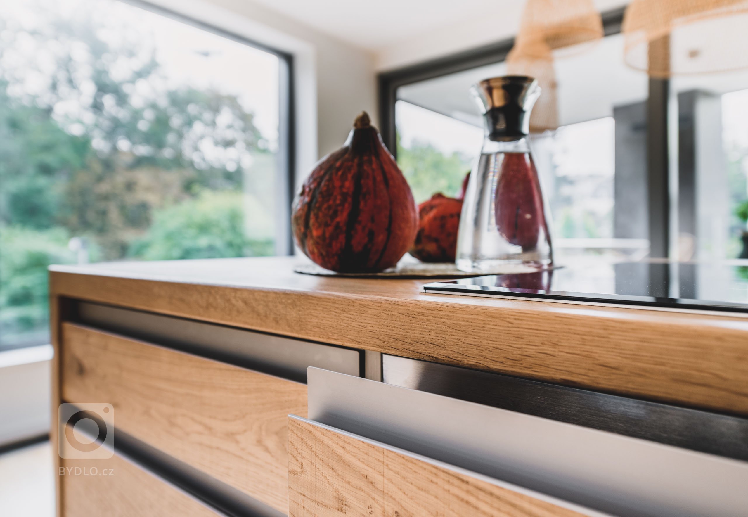 Čisté linie s vůní dřeva

Kombinací dubového dřeva s přiznanými suky vykouzlíte z každé kuchyně originál, který nikdy neomrzí. Barevné i funkční spojení,…