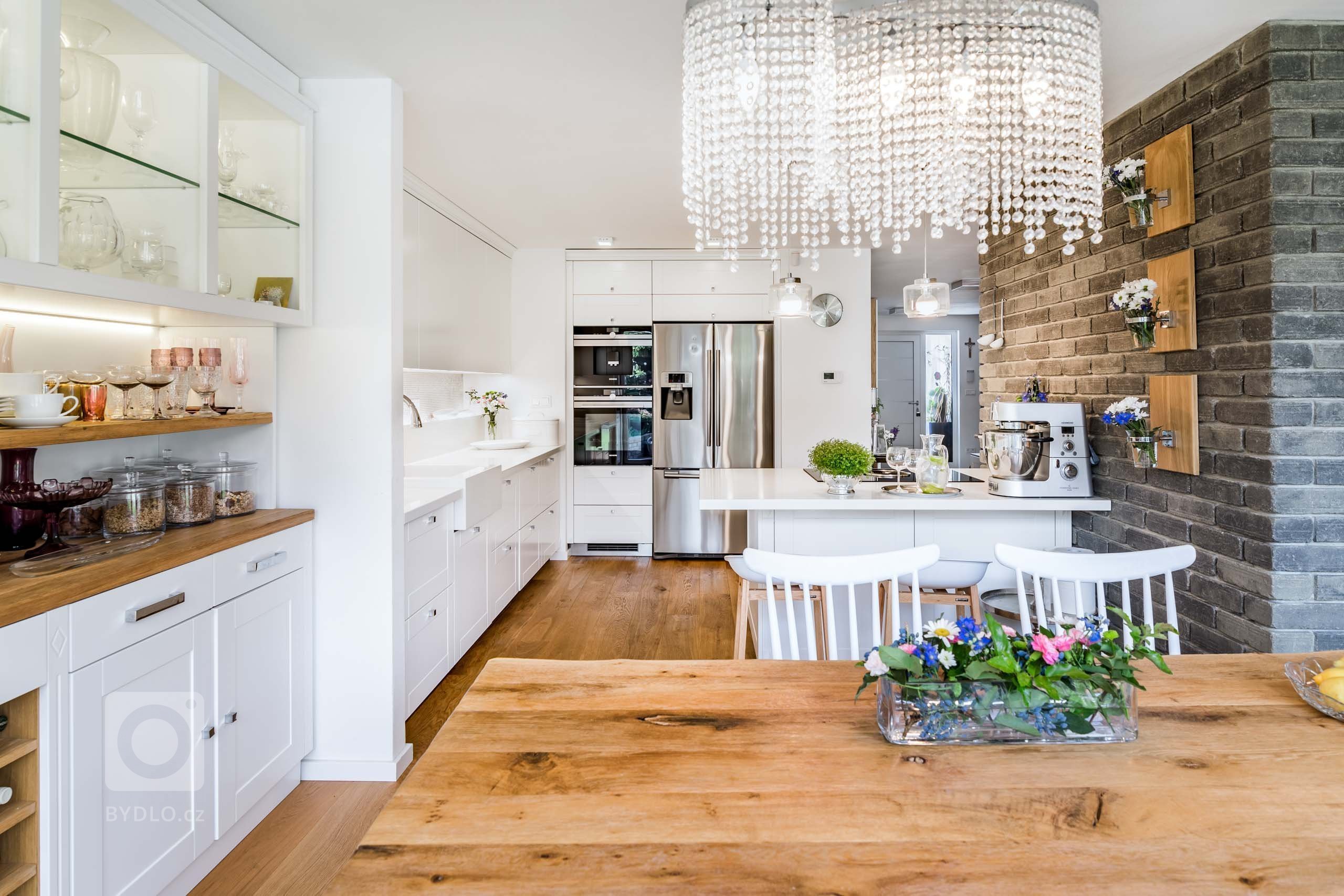 Romantický, venkovský styl kuchyně působí nadčasově. Vysoká kuchyňská sestava zaujímá maximum využitelného prostoru. Aby celkový dojem působil teplejším a…