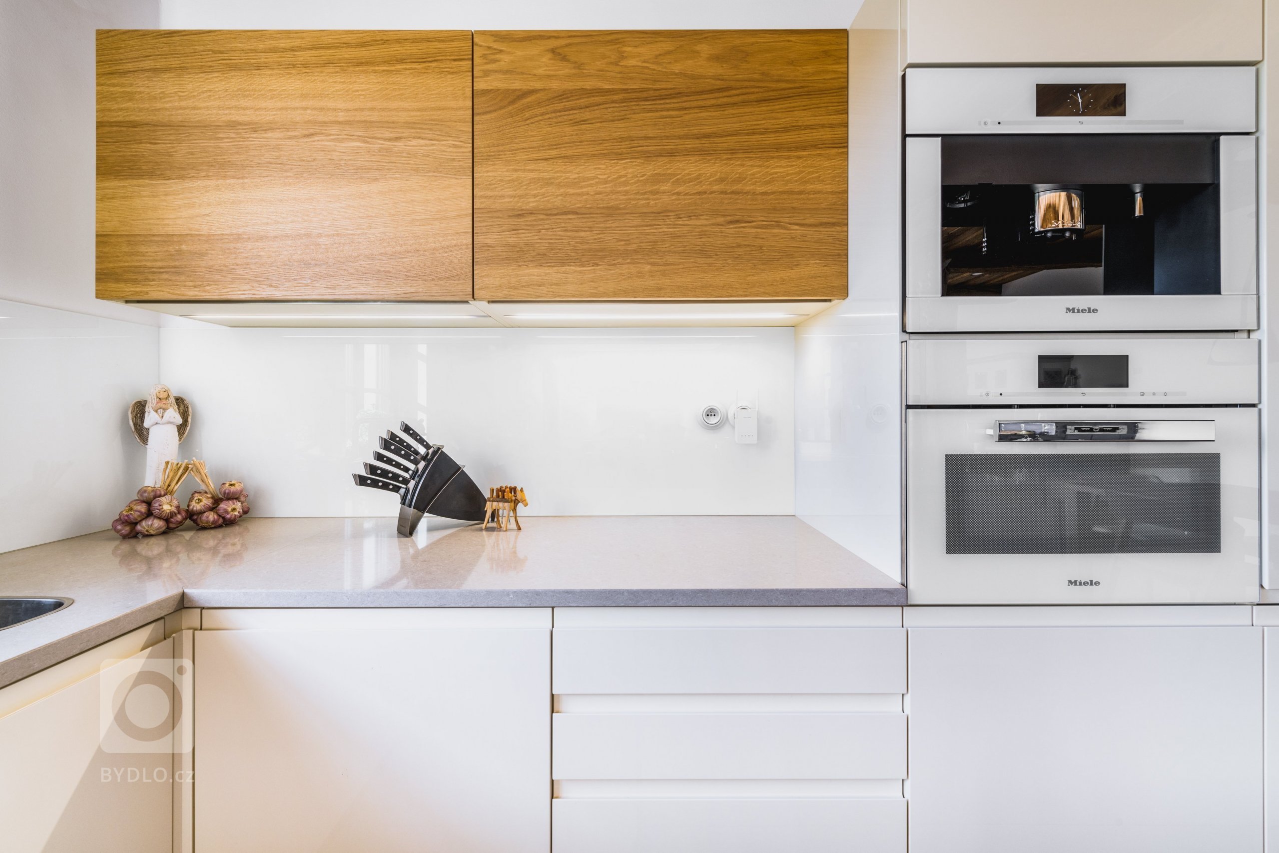 Dokonalost v každém detailu.
Provedení: Lak lesk / Dýha dub kartáčovaný
Barva: Cream
