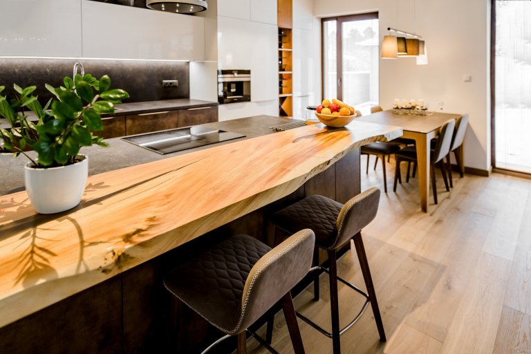 Součástí této nové kuchyně je barová deska z kvalitního masivního dřeva, která rozšiřuje pracovní plochu a zároveň dodává kuchyni nový rozměr. Pracovní deska z…
