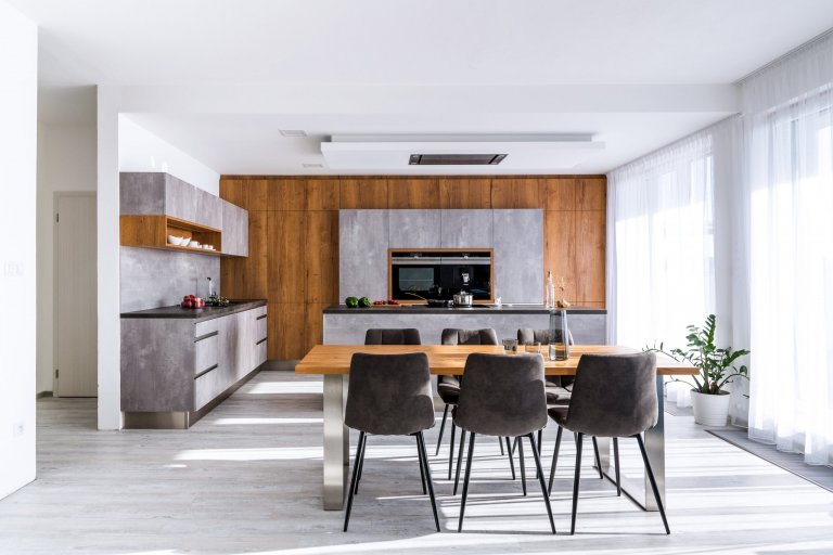 Kuchyňská linka v barvě betonu podtrhne originalitu Vašeho domova. Je skvělým prostředkem k docílení architektonické svéráznosti a navíc dokáže potlačit…