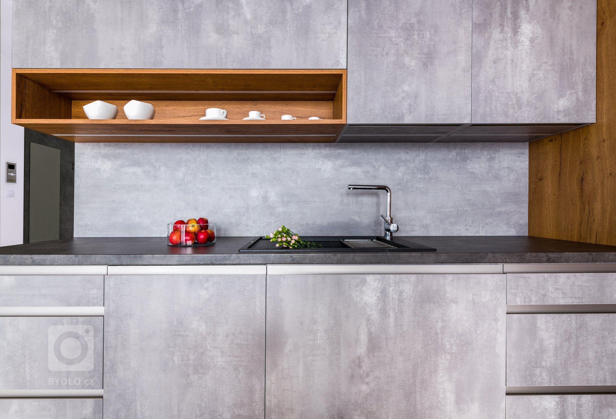 Kuchyňská linka v barvě betonu podtrhne originalitu Vašeho domova. Je skvělým prostředkem k docílení architektonické svéráznosti a navíc dokáže potlačit…