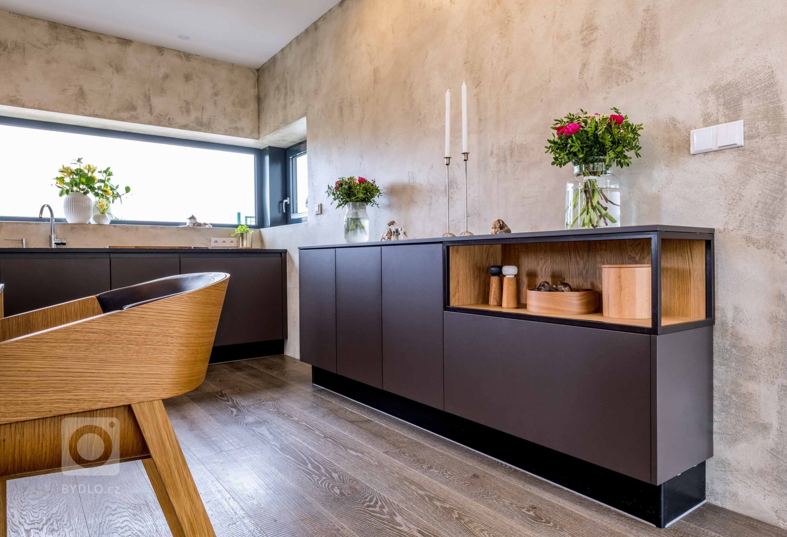 Překrásná kuchyň, kde jsou využity nejnovější materiály a funkce, kladoucí důraz na ergonomii. V této kuchyni je efektivně využitý prostor, zvolené skříňky…