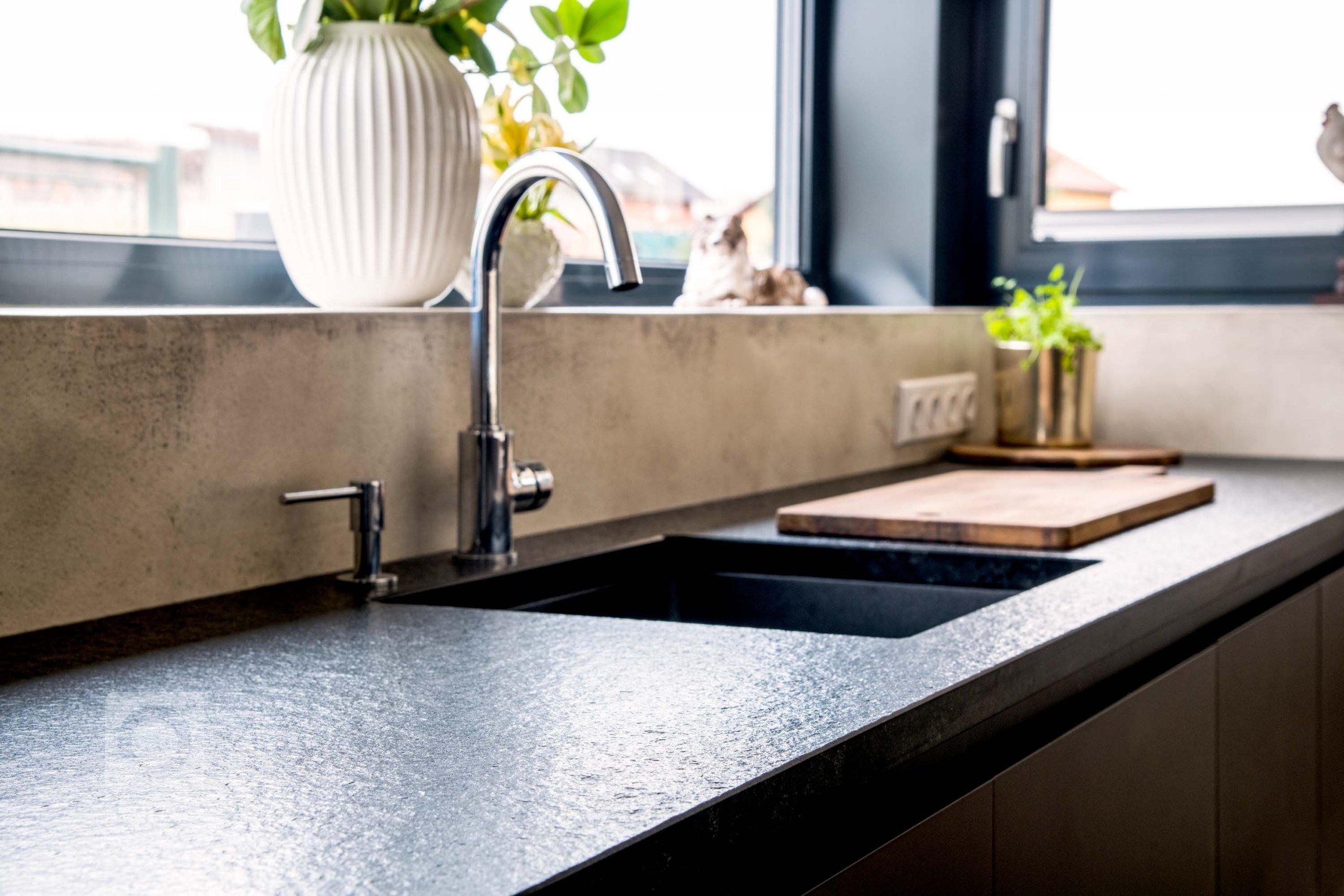 Překrásná kuchyň, kde jsou využity nejnovější materiály a funkce, kladoucí důraz na ergonomii. V této kuchyni je efektivně využitý prostor, zvolené skříňky…