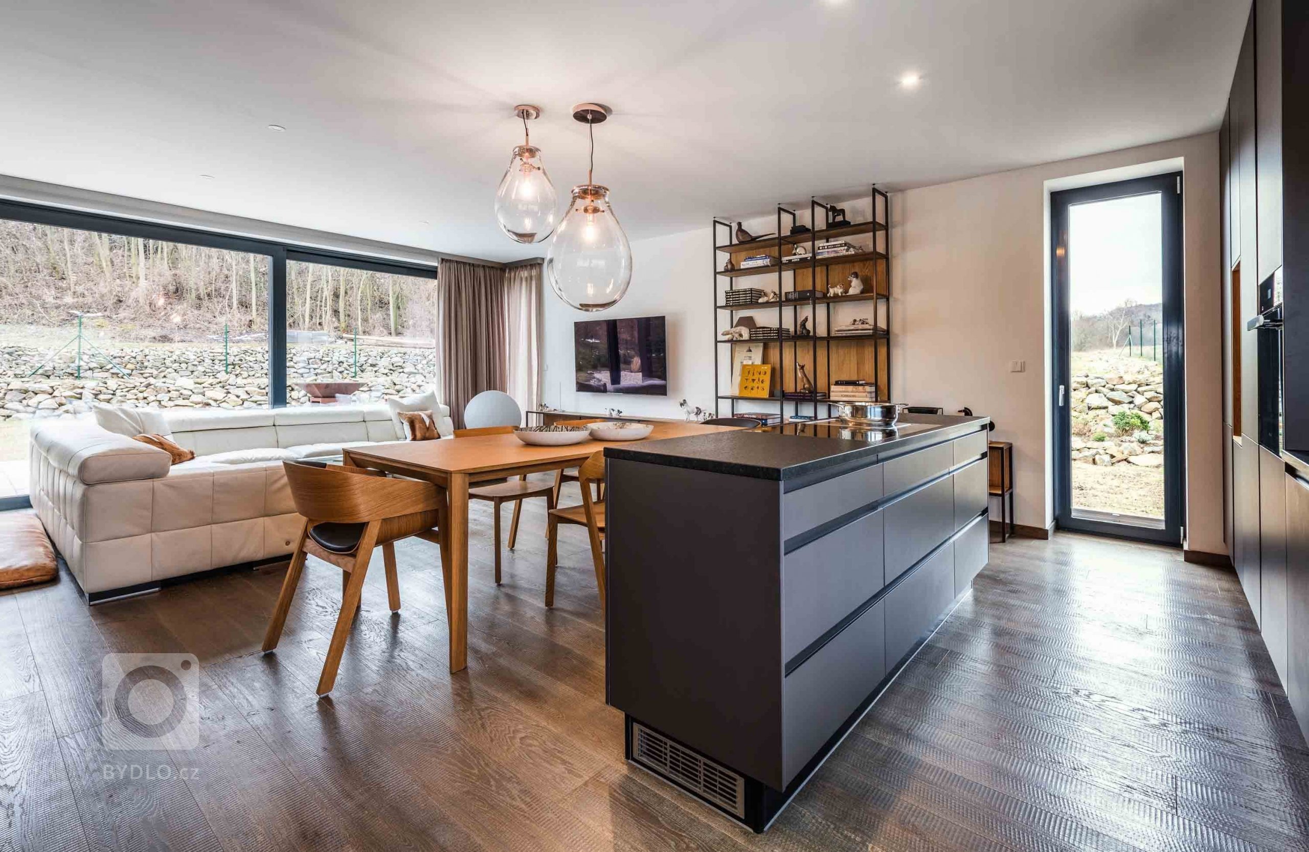 Překrásná kuchyň, kde jsou využity nejnovější materiály a funkce, kladoucí důraz na ergonomii. V této kuchyni je efektivně využitý prostor, zvolené skříňky…