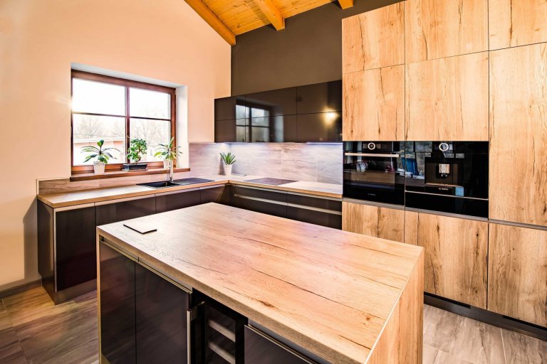 Zajímavá kombinace černé se světlejším dřevem. Černá dodává kuchyni elegantnost a styl, dřevo útulnost a teplo domova. Společně se tyto materiály doplňují a…