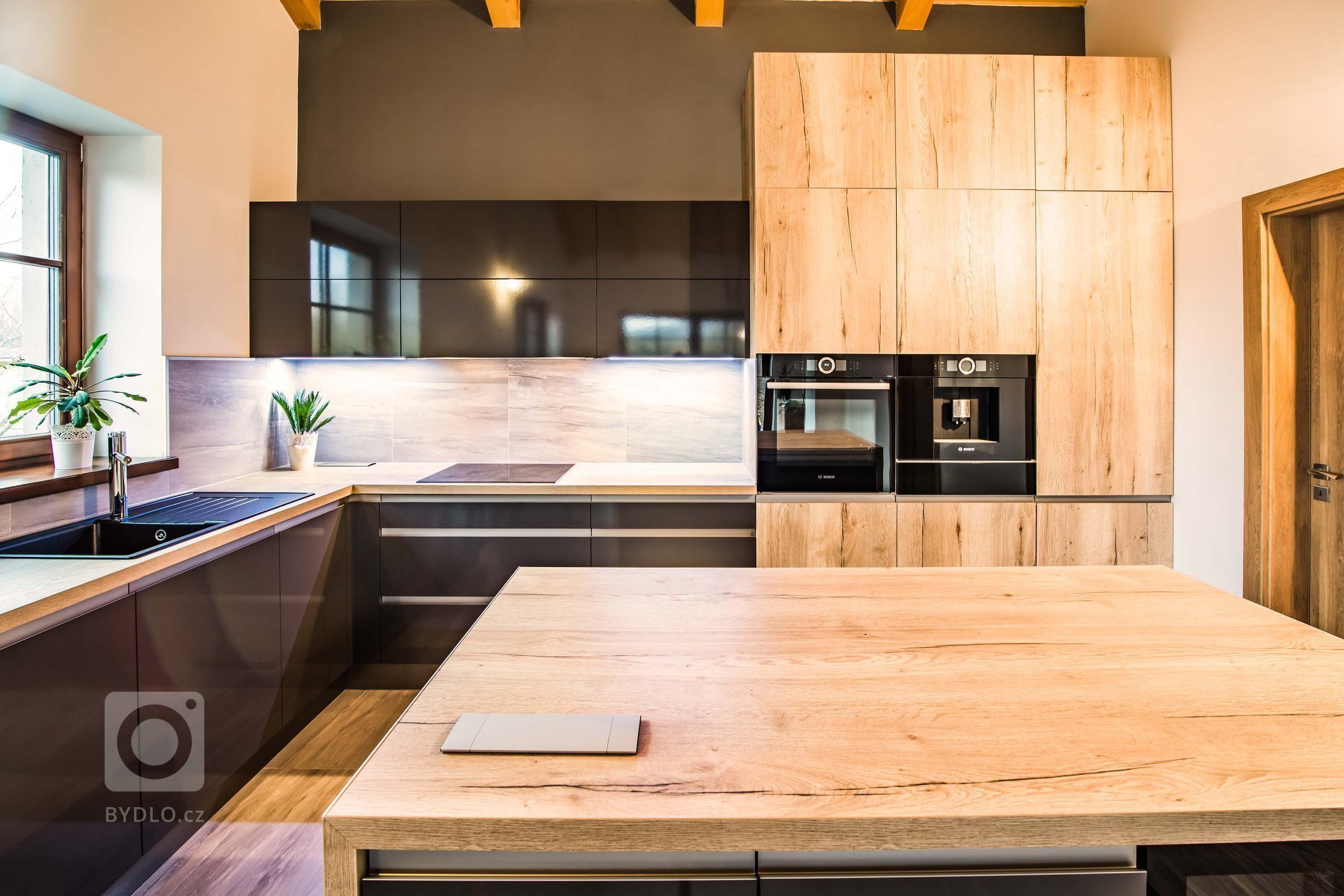 Zajímavá kombinace černé se světlejším dřevem. Černá dodává kuchyni elegantnost a styl, dřevo útulnost a teplo domova. Společně se tyto materiály doplňují a…
