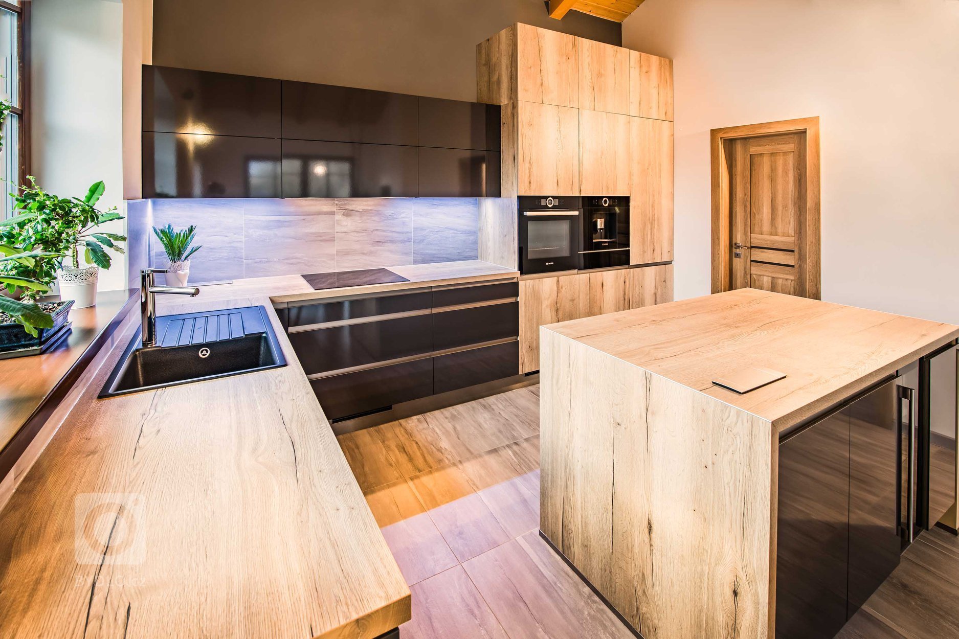 Zajímavá kombinace černé se světlejším dřevem. Černá dodává kuchyni elegantnost a styl, dřevo útulnost a teplo domova. Společně se tyto materiály doplňují a…