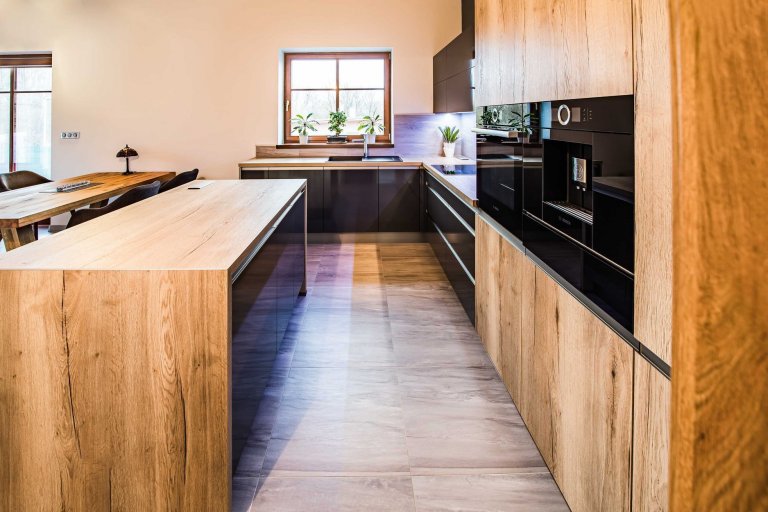 Zajímavá kombinace černé se světlejším dřevem. Černá dodává kuchyni elegantnost a styl, dřevo útulnost a teplo domova. Společně se tyto materiály doplňují a…