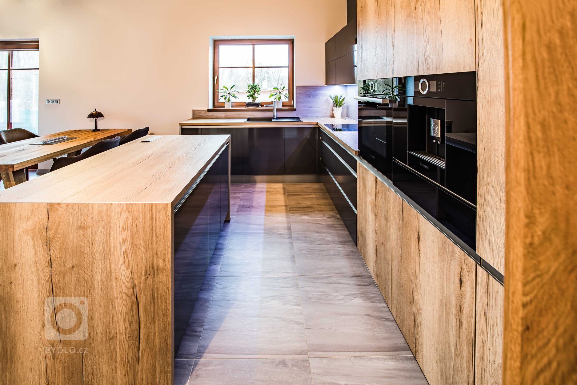 Zajímavá kombinace černé se světlejším dřevem. Černá dodává kuchyni elegantnost a styl, dřevo útulnost a teplo domova. Společně se tyto materiály doplňují a…