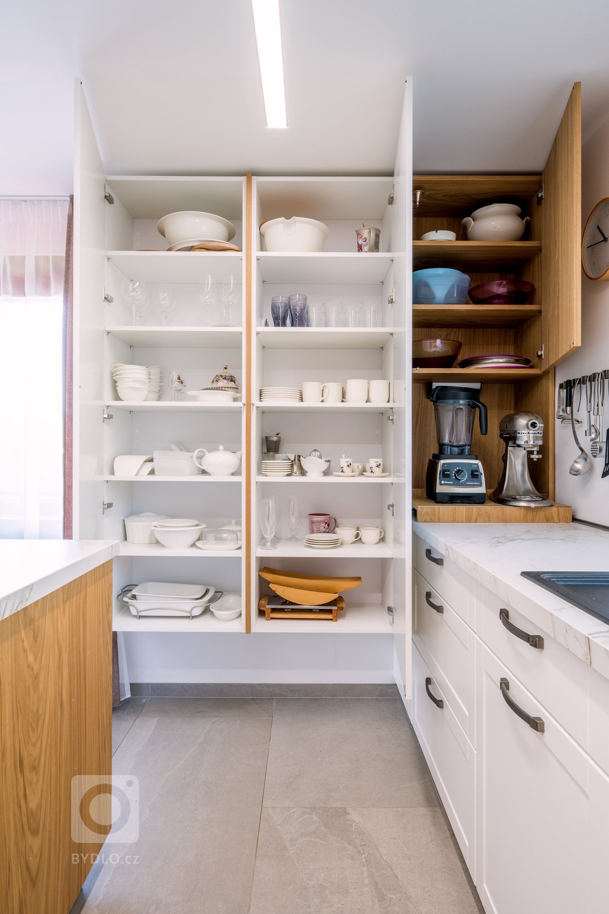 Skříň na ukládání drobného nádobí. V rohu využitý prostor pro mixér.