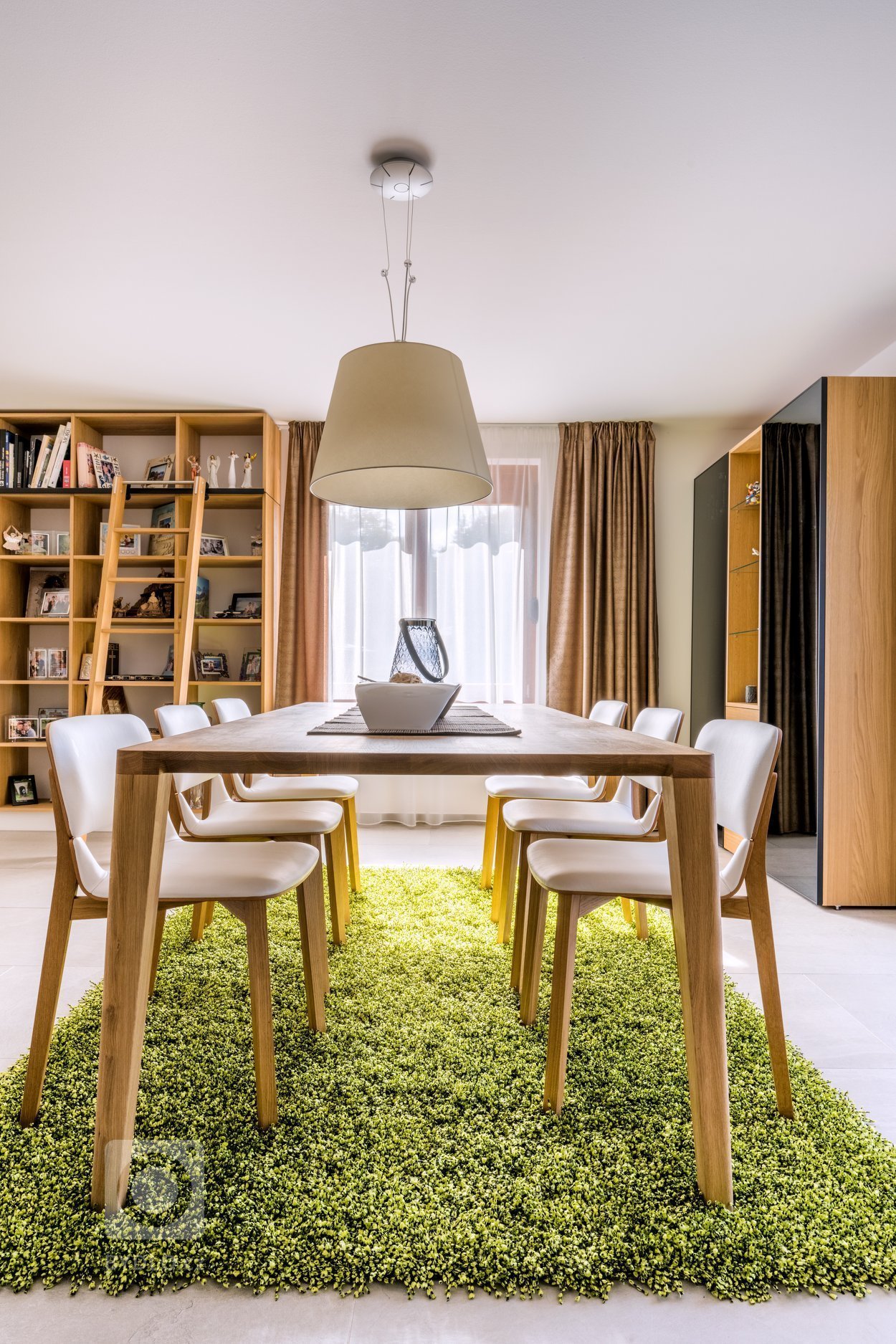 Uprostřed místnosti dominuje masivní stůl z kartáčovaného Dubu.