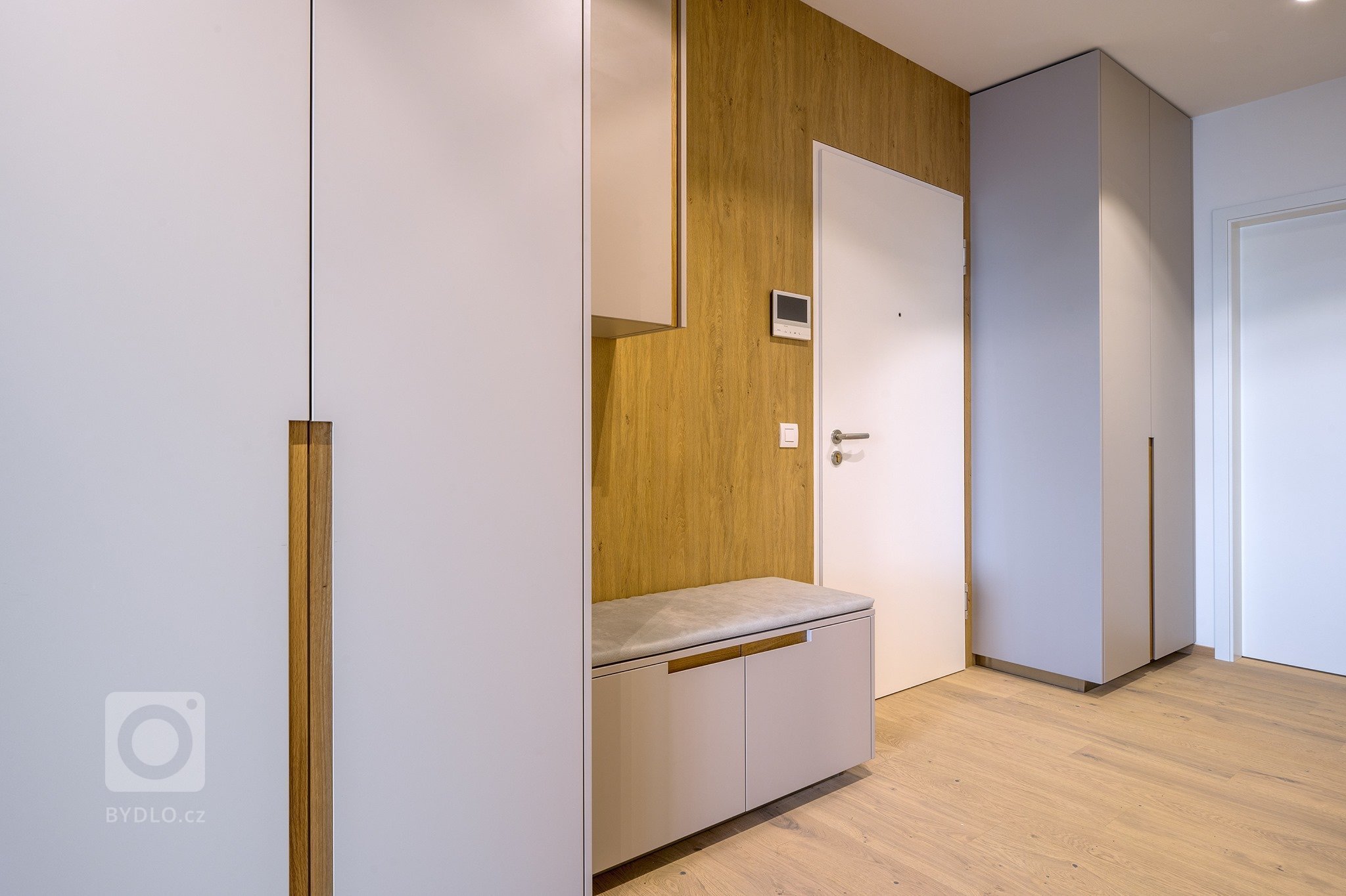 Do tohoto bytu jsme vytvořili nábytek na míru. Celý byt je laděný do přírodních barev, které jsou nadčasové. Odstín Kashmir krásně doplňuje dřevo v přírodních…