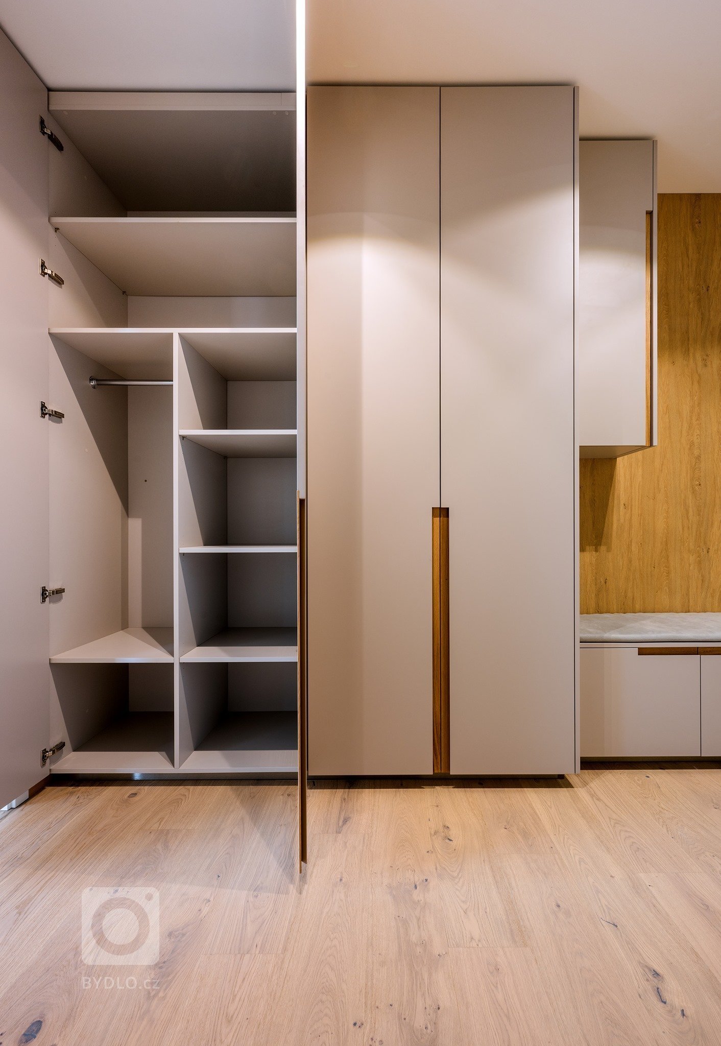 Do tohoto bytu jsme vytvořili nábytek na míru. Celý byt je laděný do přírodních barev, které jsou nadčasové. Odstín Kashmir krásně doplňuje dřevo v přírodních…