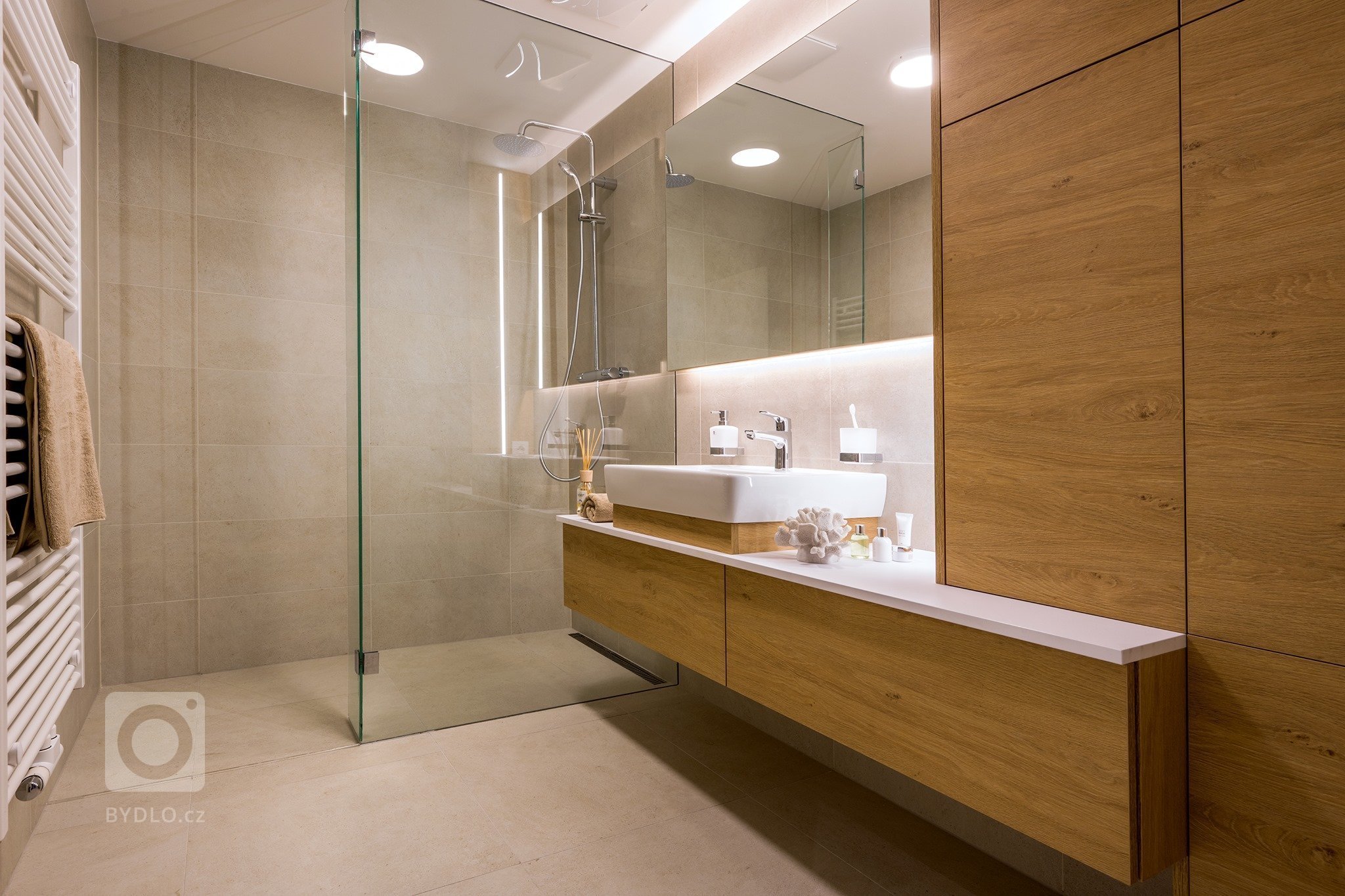 Do tohoto bytu jsme vytvořili nábytek na míru. Celý byt je laděný do přírodních barev, které jsou nadčasové. Odstín Kashmir krásně doplňuje dřevo v přírodních…