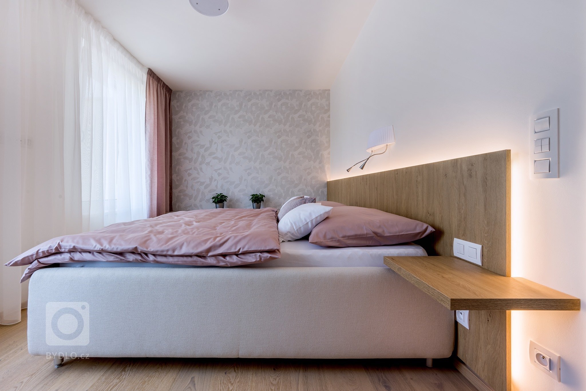 Do tohoto bytu jsme vytvořili nábytek na míru. Celý byt je laděný do přírodních barev, které jsou nadčasové. Odstín Kashmir krásně doplňuje dřevo v přírodních…