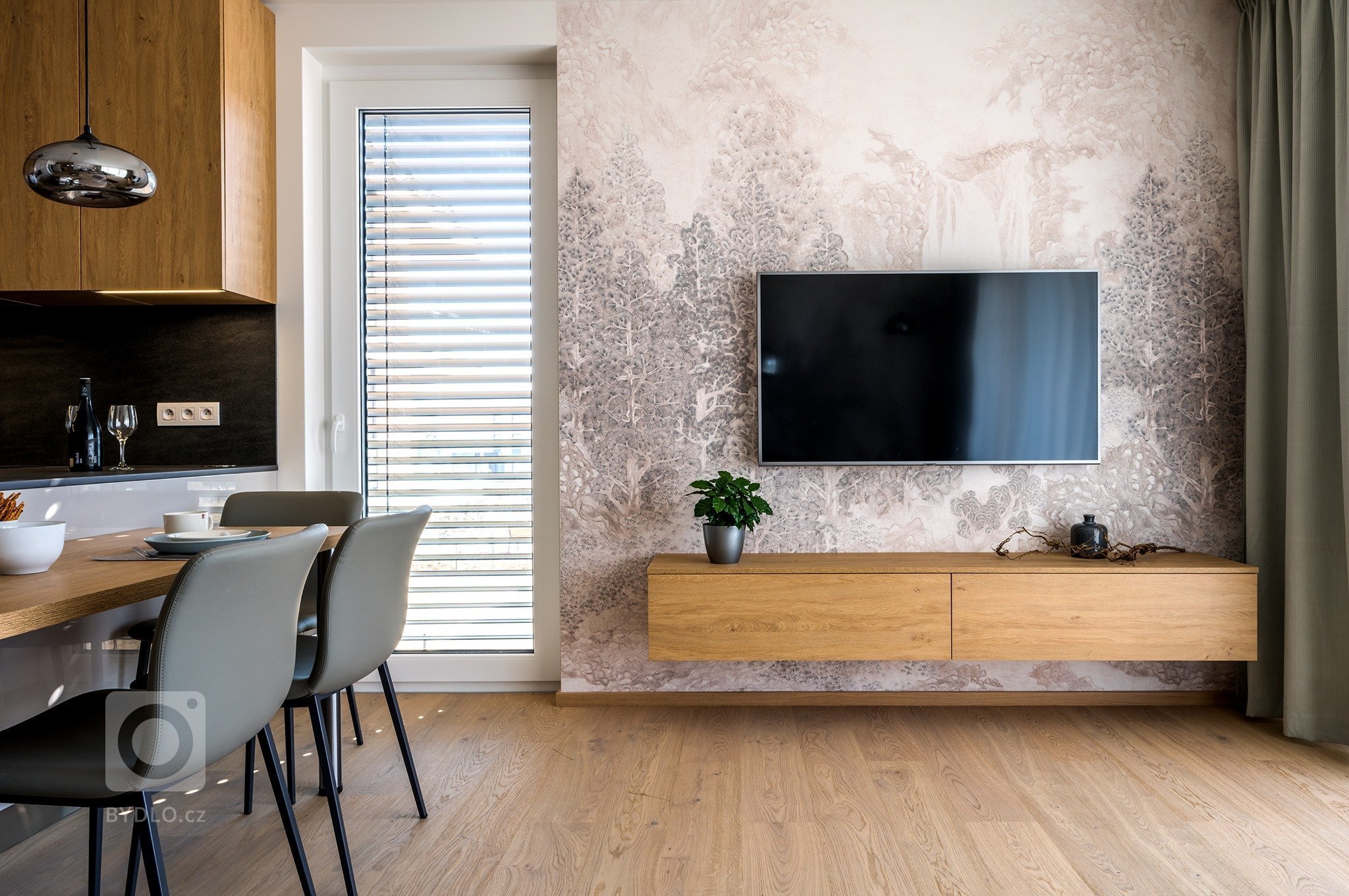 Do tohoto bytu jsme vytvořili nábytek na míru. Celý byt je laděný do přírodních barev, které jsou nadčasové. Odstín Kashmir krásně doplňuje dřevo v přírodních…