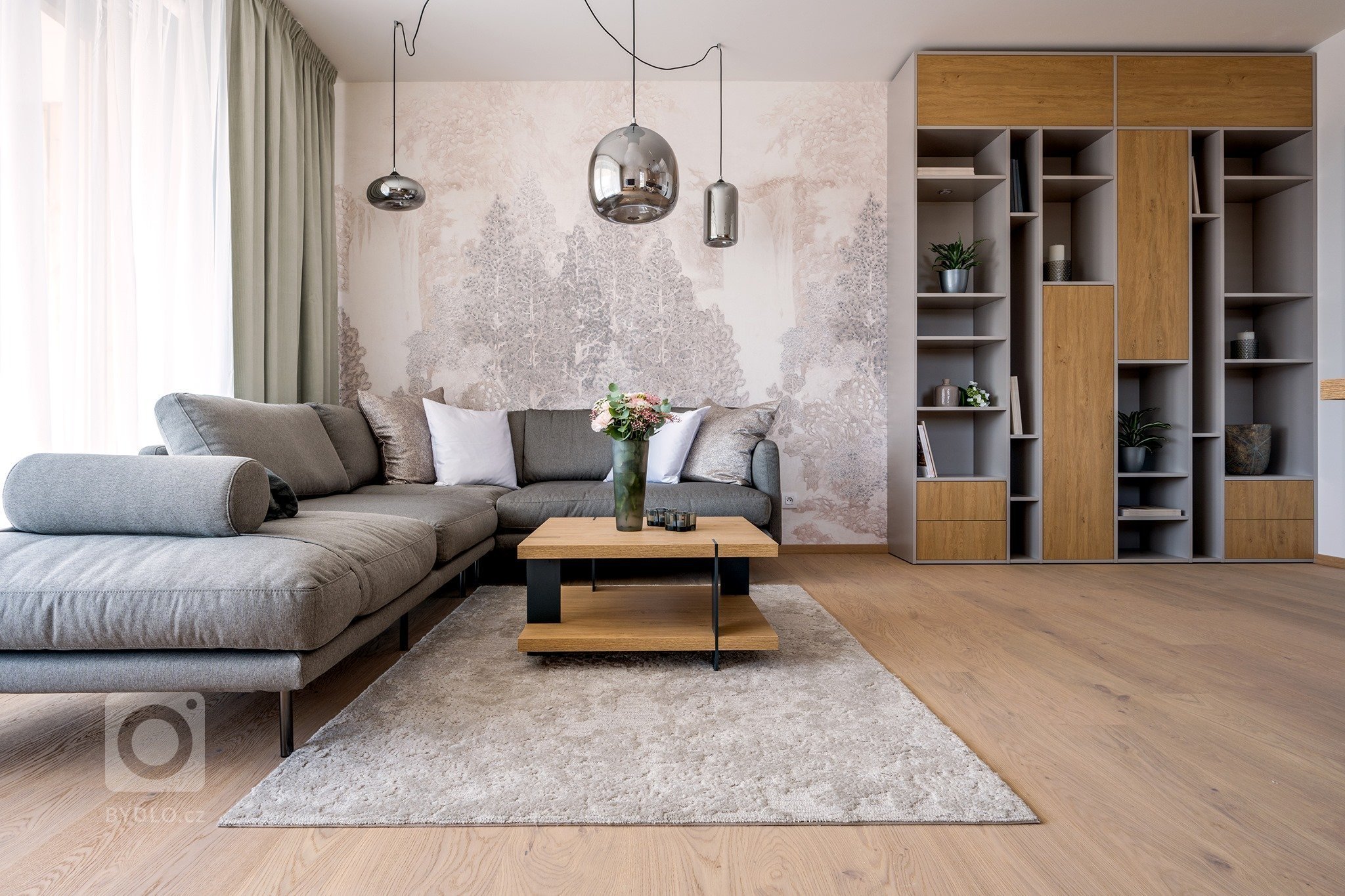 Do tohoto bytu jsme vytvořili nábytek na míru. Celý byt je laděný do přírodních barev, které jsou nadčasové. Odstín Kashmir krásně doplňuje dřevo v přírodních…