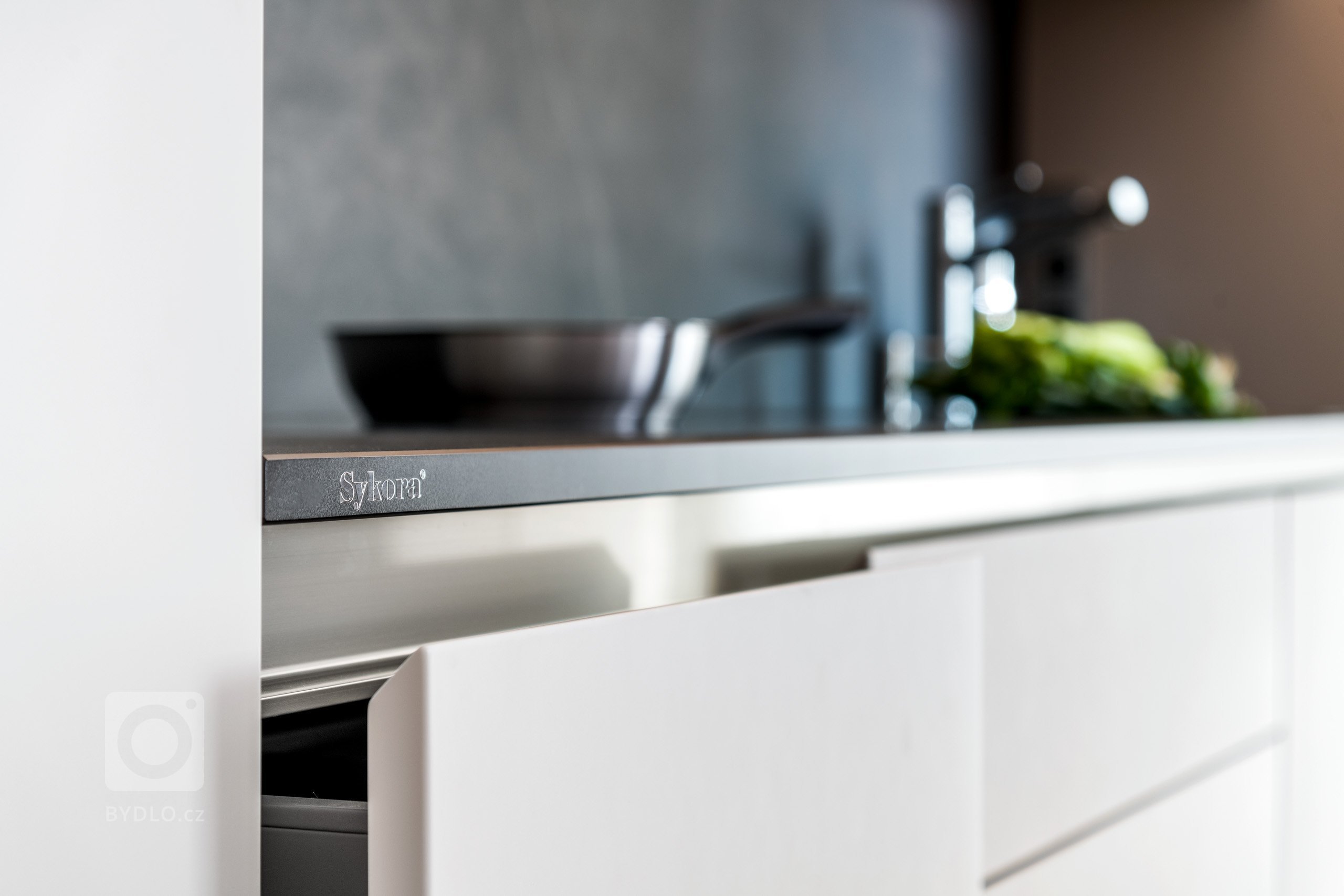 Prostor sdíleného požitku i místo pro seberealizaci. Kuchyně Exclusive Kasmir Evermatt má od stropu až k podlaze vše, aby uspokojila jakékoli přání svých…