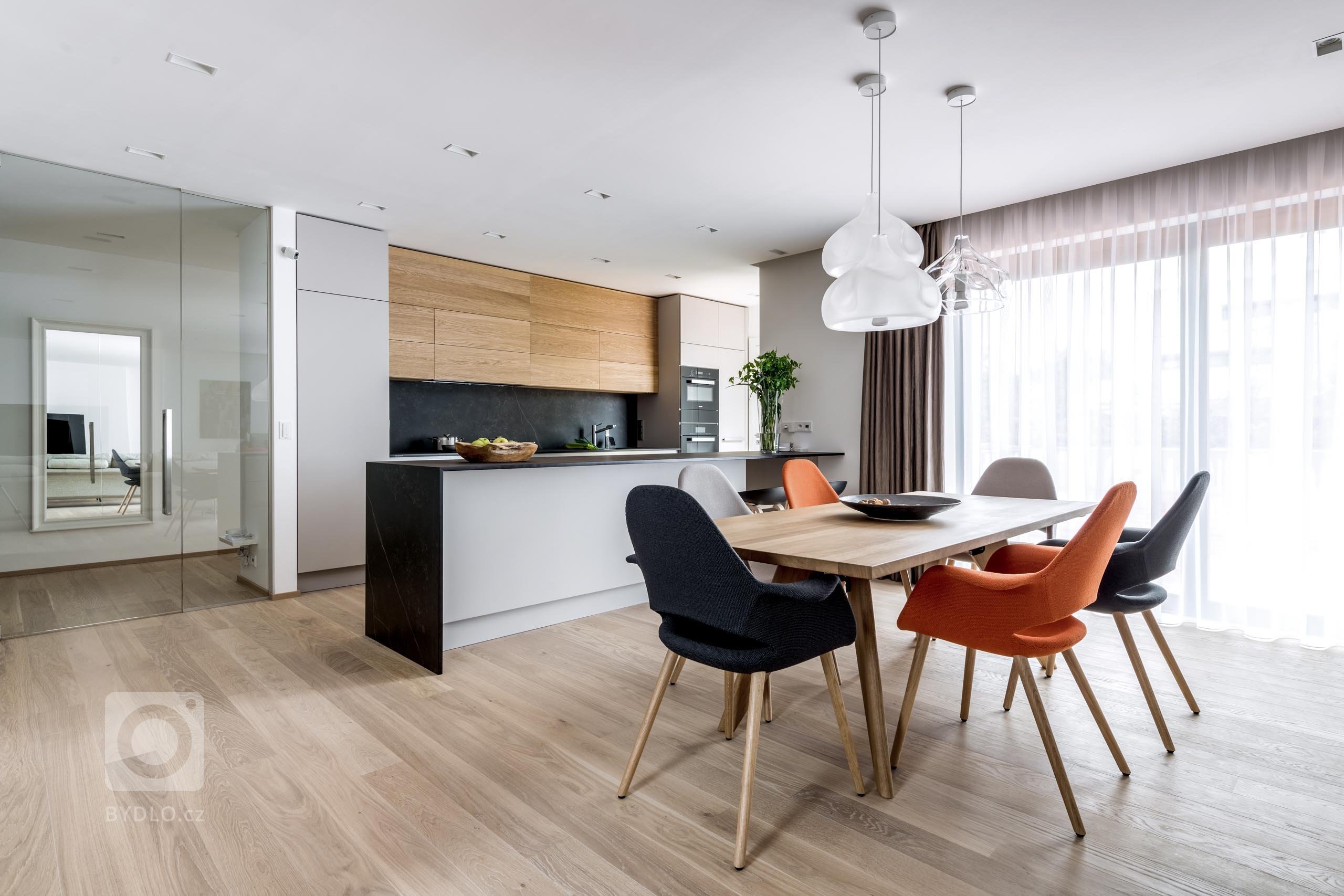 Prostor sdíleného požitku i místo pro seberealizaci. Kuchyně Exclusive Kasmir Evermatt má od stropu až k podlaze vše, aby uspokojila jakékoli přání svých…