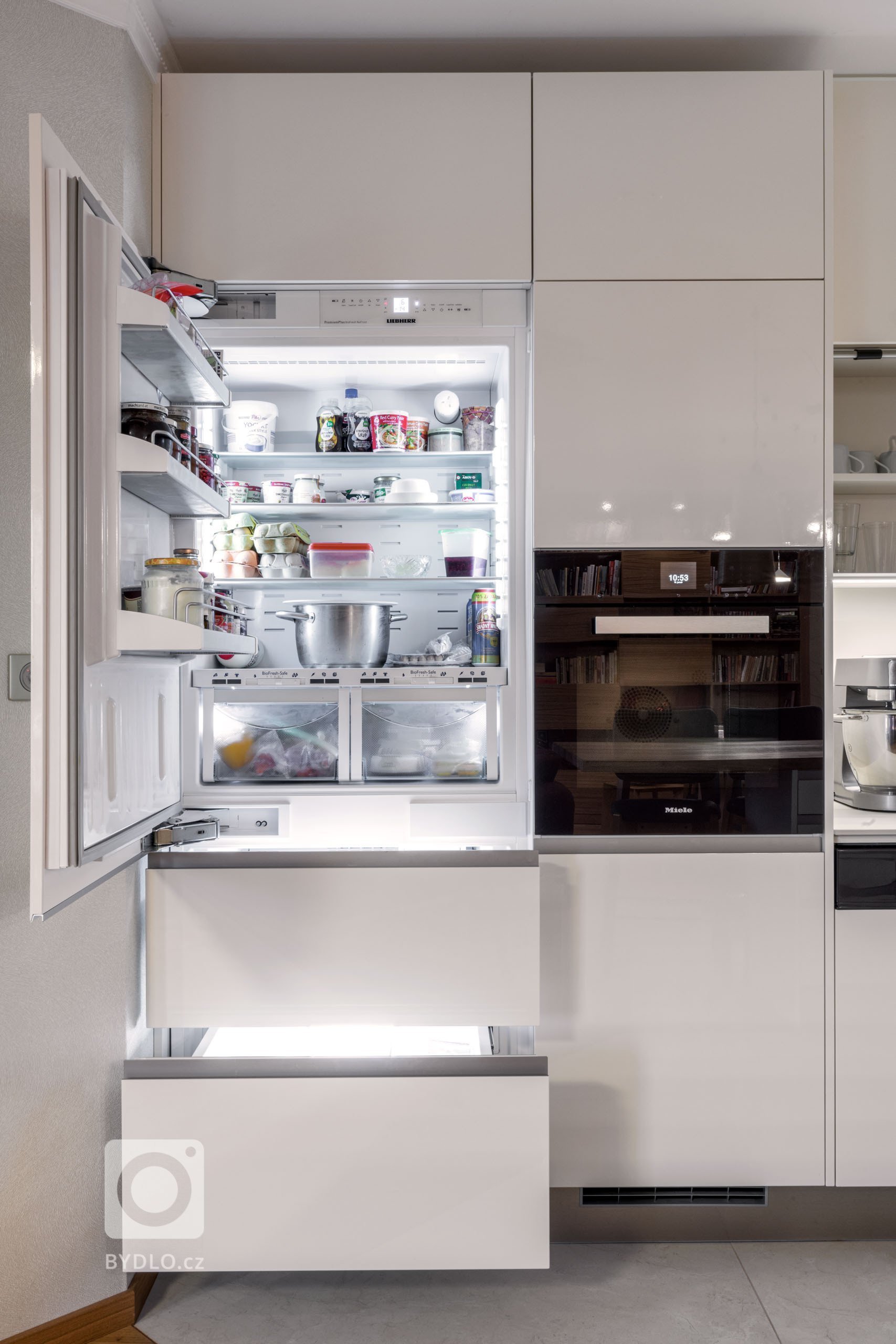 Když máte velkou rodinu, potřebujete velkou kuchyni. Co rozhodně nepotřebujete, jsou velké starosti. Majitelka této kuchyně chtěla pro svůj nový dům kuchyňskou…