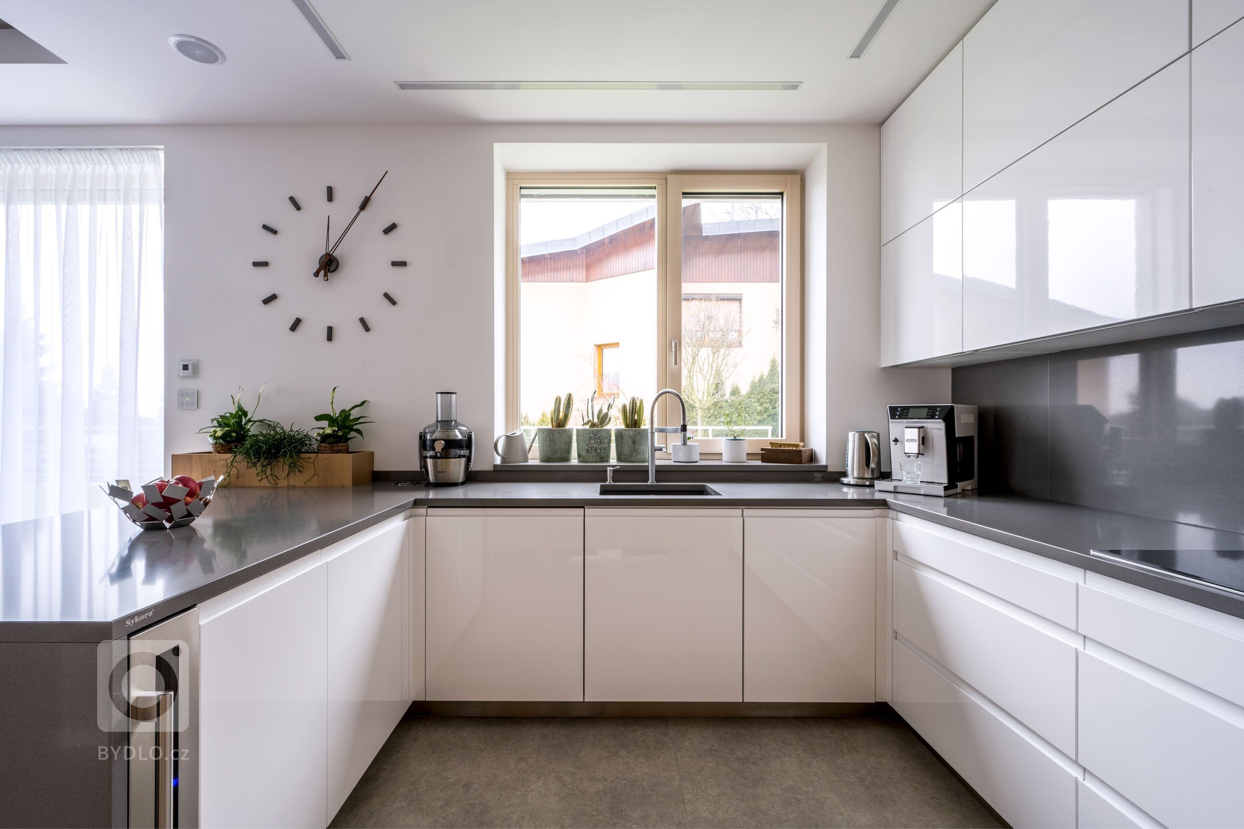 Na začátku téhle kuchyně stálo jediné rozhodování: Zvolit spíše chladnější, luxusnější pojetí plné čistých linií? Nebo výrazné barvy se zdobnými detaily? Jak…