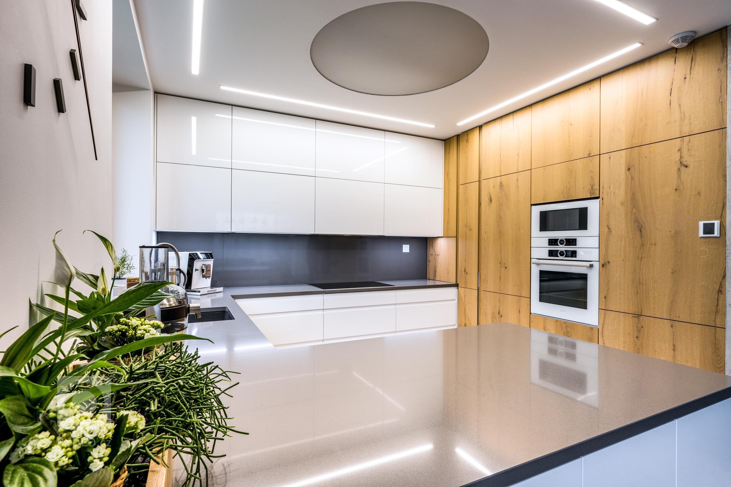 Na začátku téhle kuchyně stálo jediné rozhodování: Zvolit spíše chladnější, luxusnější pojetí plné čistých linií? Nebo výrazné barvy se zdobnými detaily? Jak…